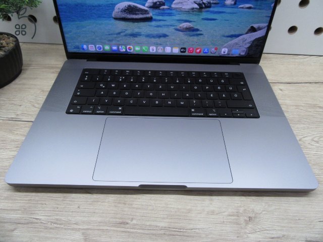 Apple MacBook Pro 16” (2021, M1 Pro) – Liquid Retina XDR + ProMotion 120 Hz, akár 21 óra – 32 GB RAM – 1 TB SSD – Használt, szép állapot – 148 ciklus / 95% akku – 3 hónap garancia