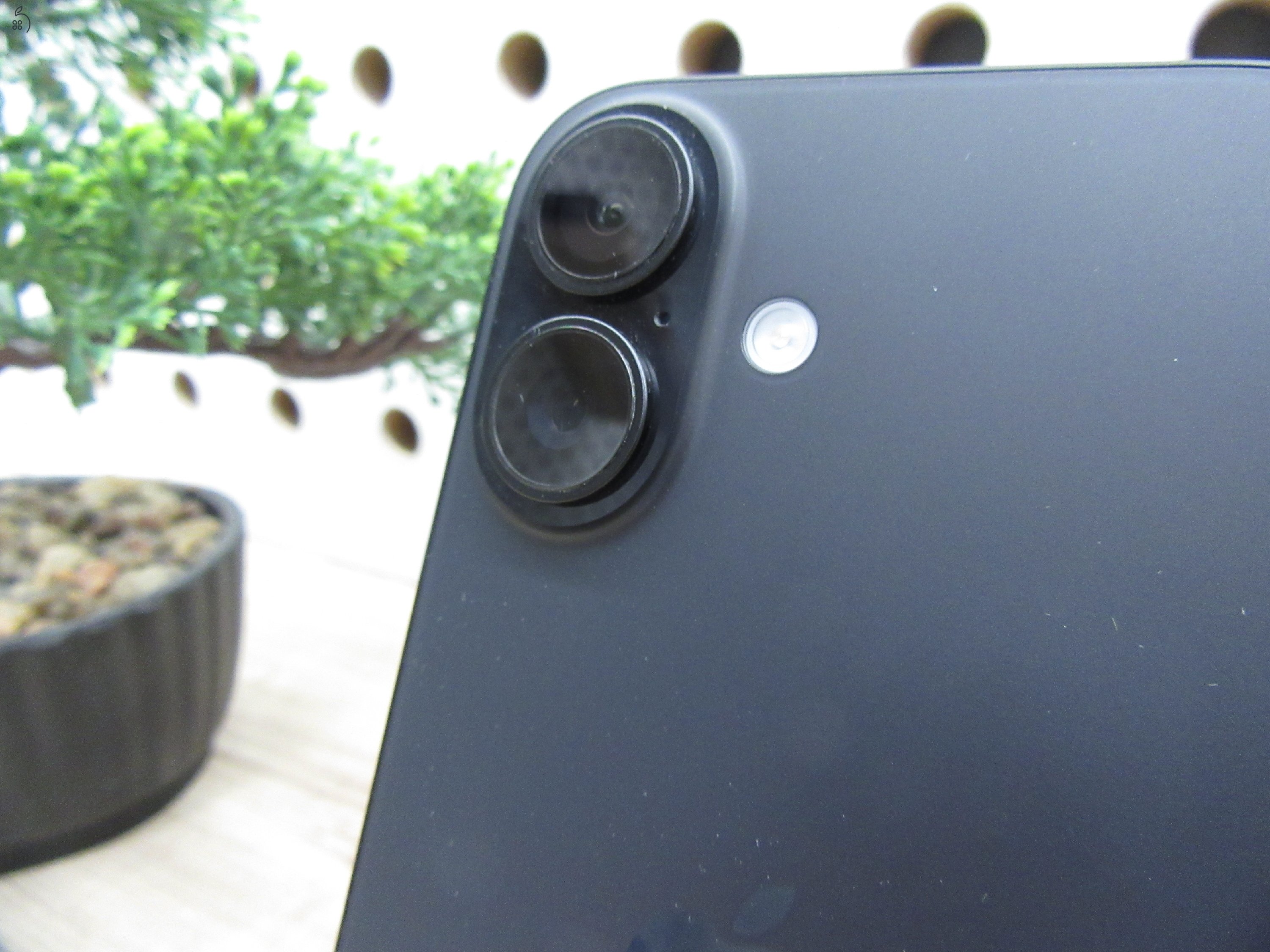 Apple iPhone 16 – Black – 128 GB – Használt, karcmentes – 100% akku / 80 ciklus – Garancia 2026. 09. 09-ig