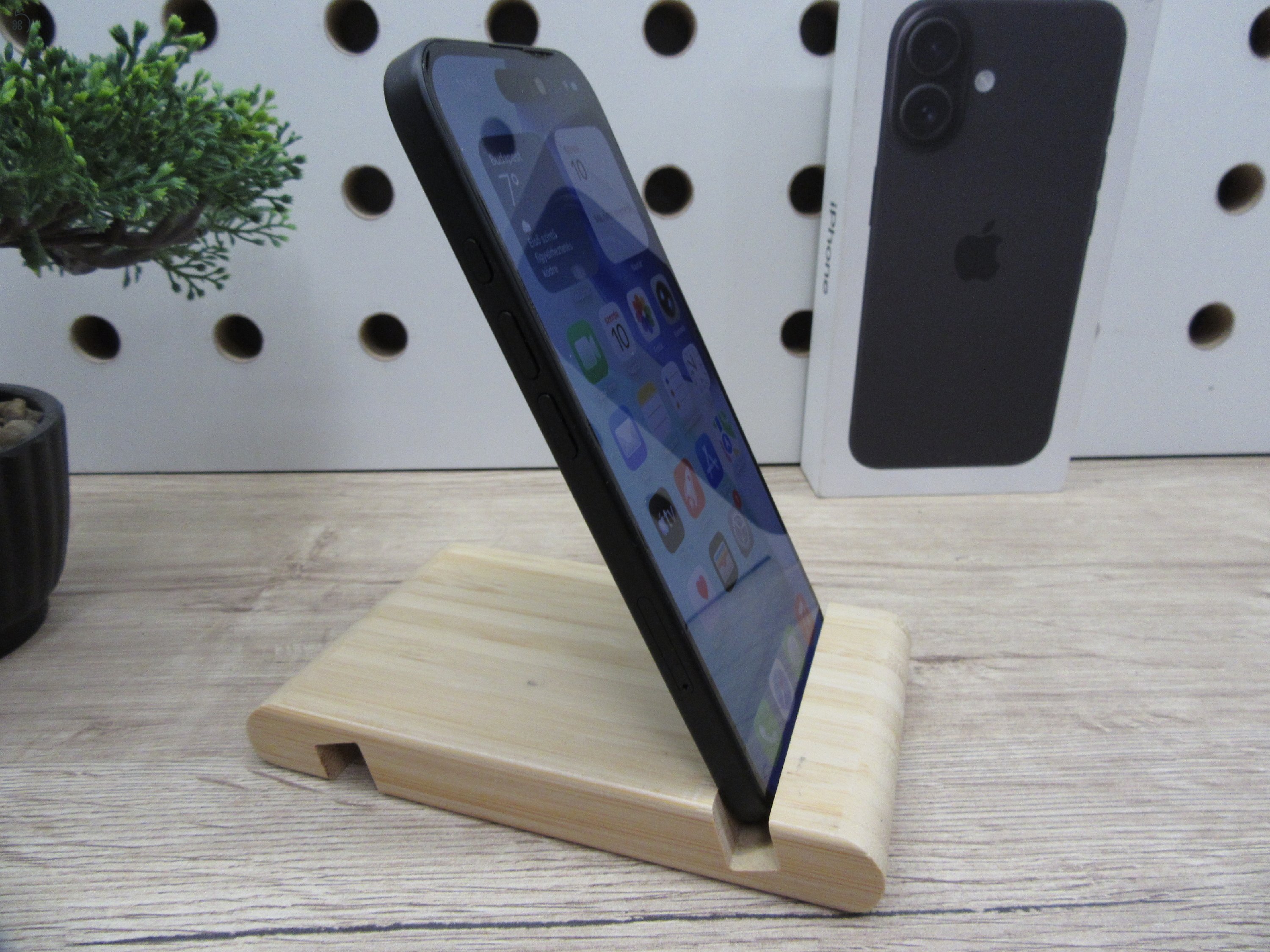 Apple iPhone 16 – Black – 128 GB – Használt, karcmentes – 100% akku / 80 ciklus – Garancia 2026. 09. 09-ig