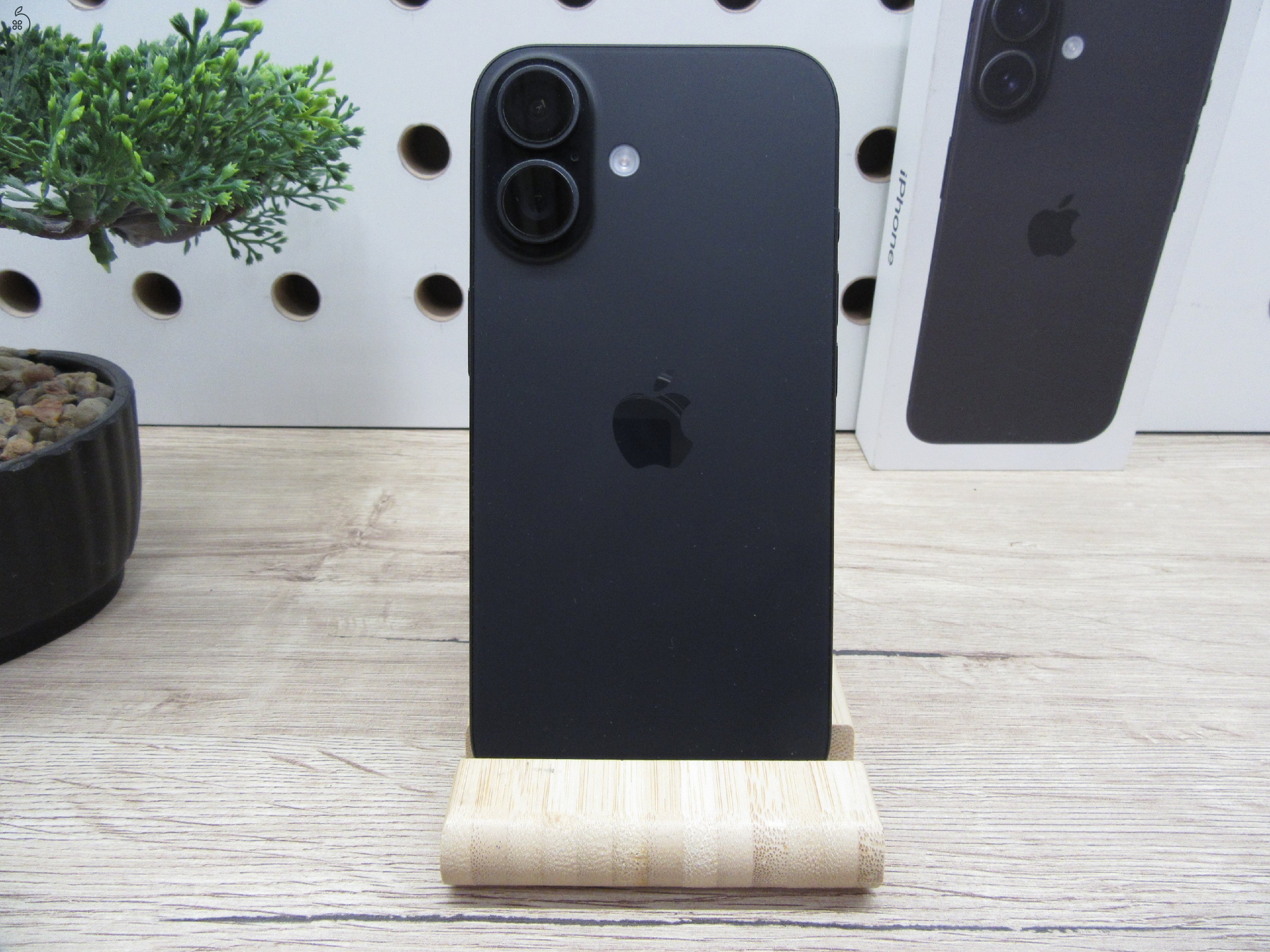 Apple iPhone 16 – Black – 128 GB – Használt, karcmentes – 100% akku / 80 ciklus – Garancia 2026. 09. 09-ig