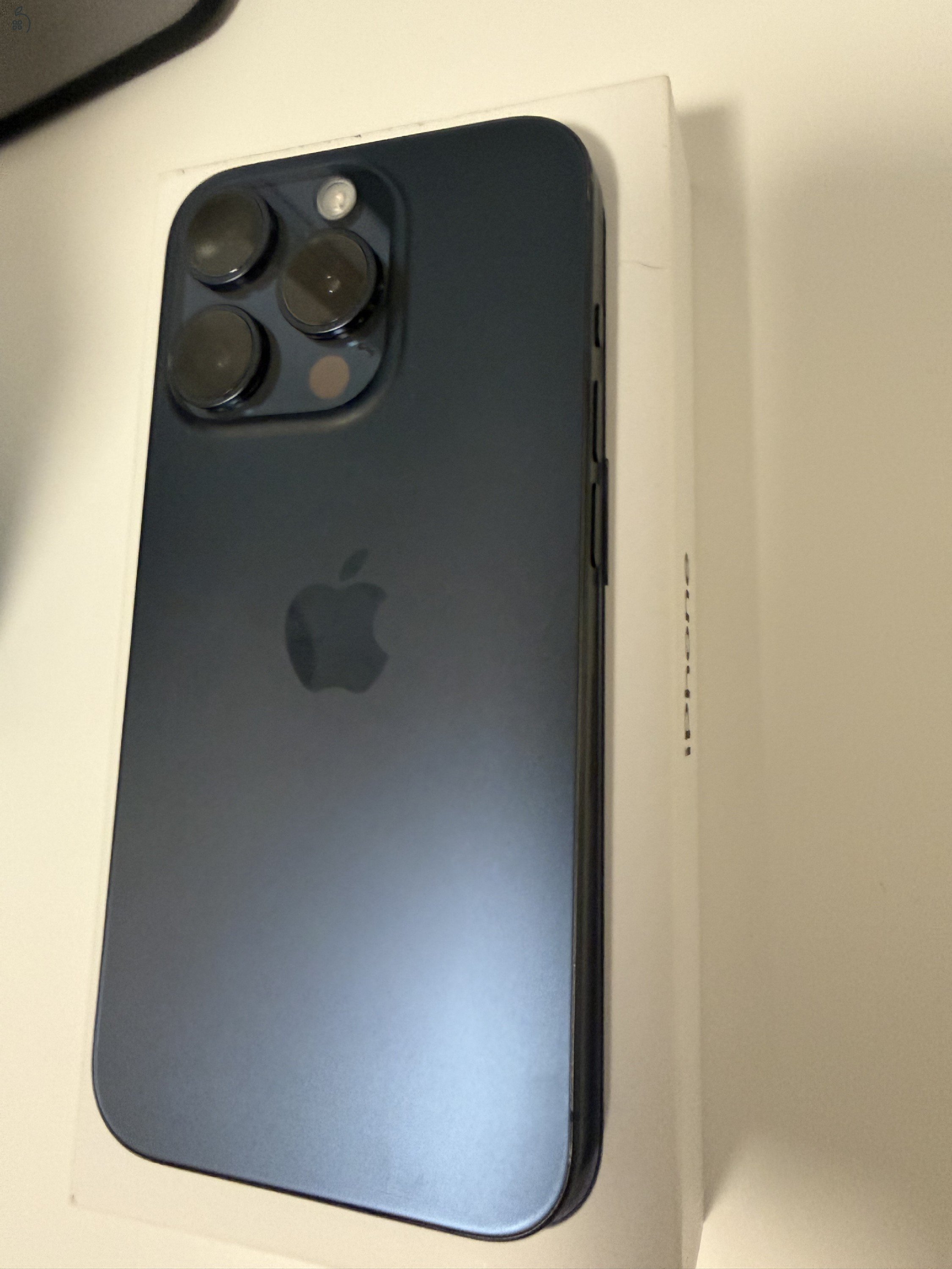 iPhone 15 Pro 128 GB, kék titán színben