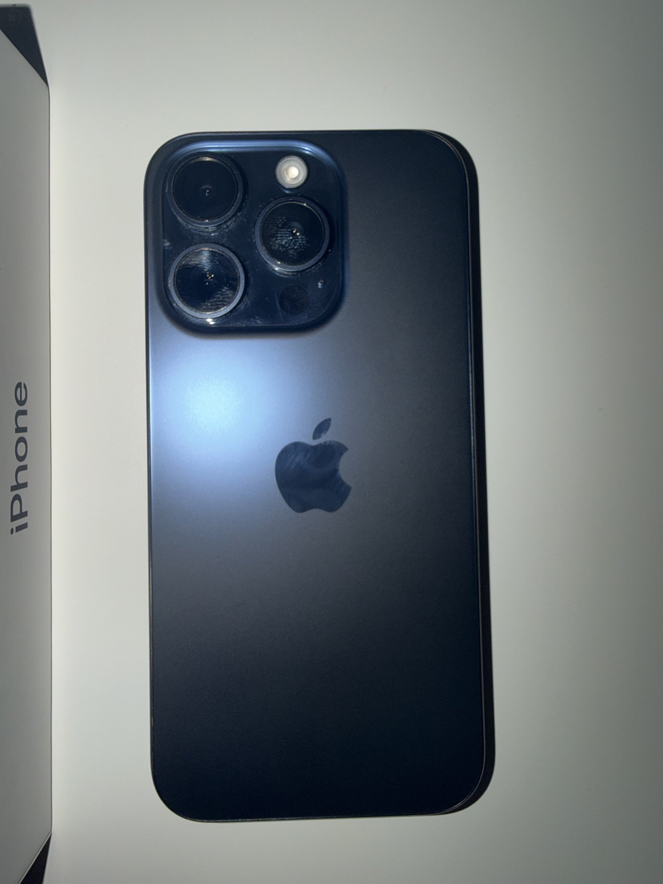 iPhone 15 Pro 128 GB, kék titán színben