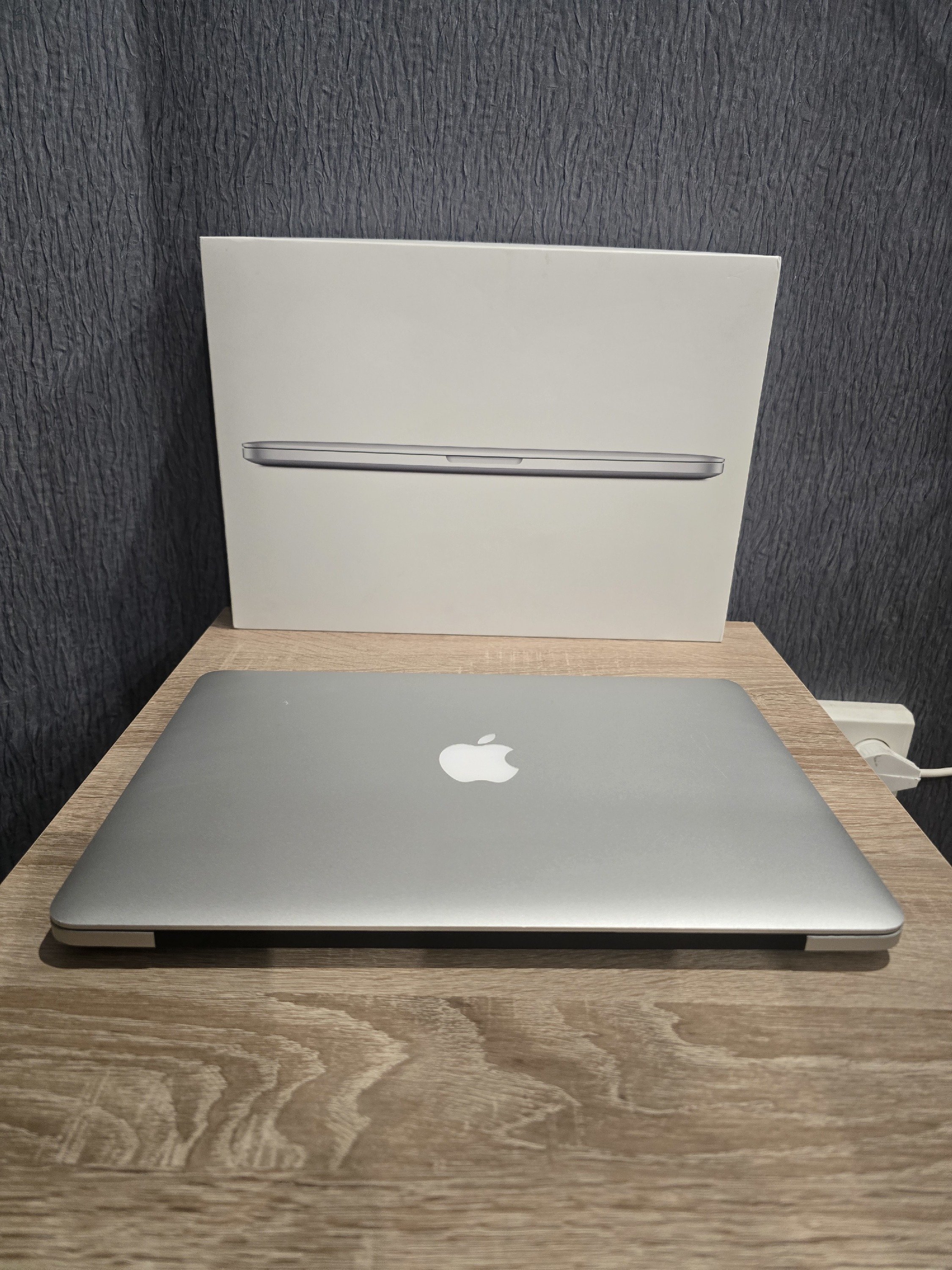 MacBook Pro 13 Retina A1502 early 2015 - kiváló állapotban, gyári töltő, doboz