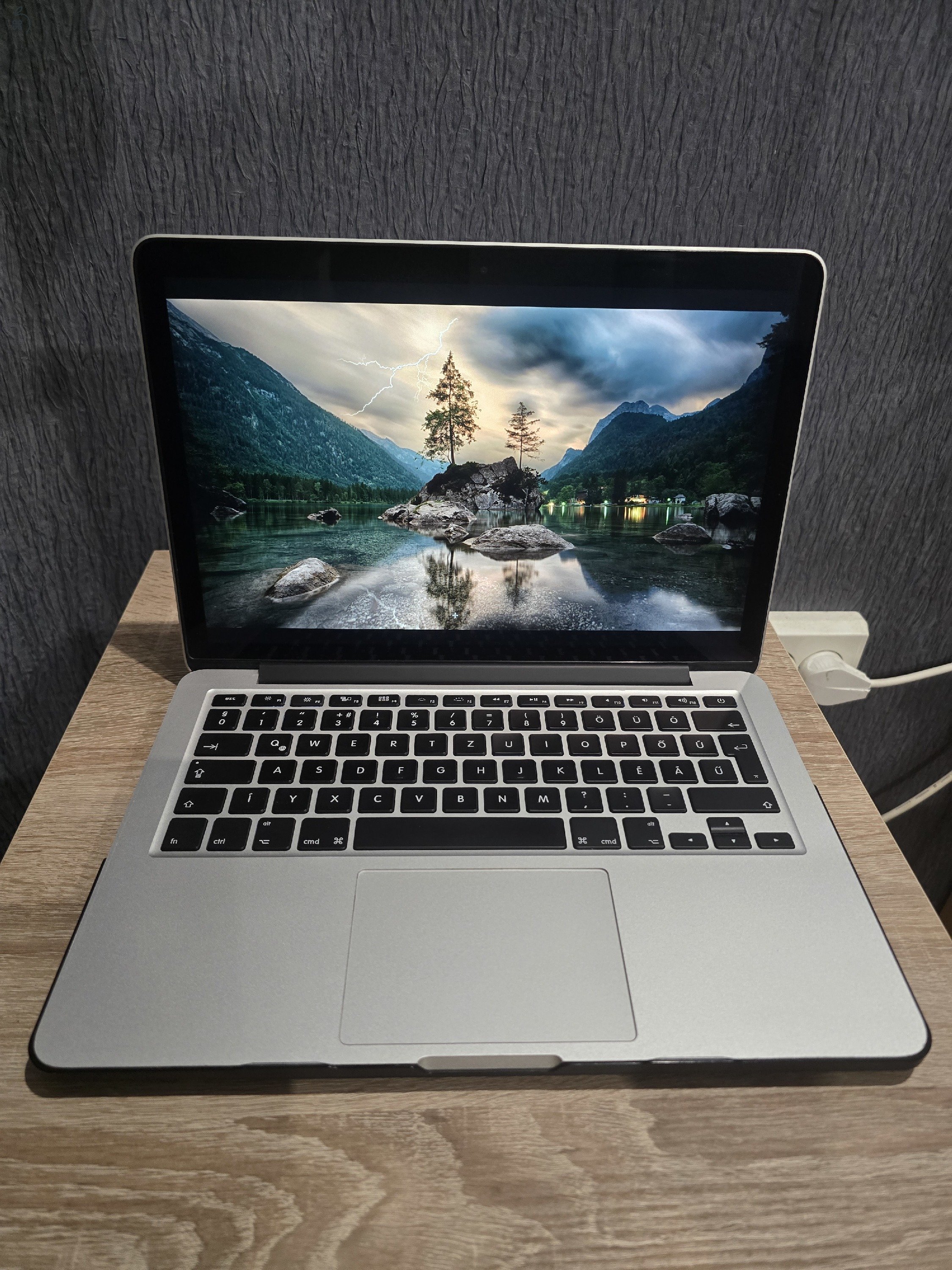 MacBook Pro 13 Retina A1502 early 2015 - kiváló állapotban, gyári töltő, doboz