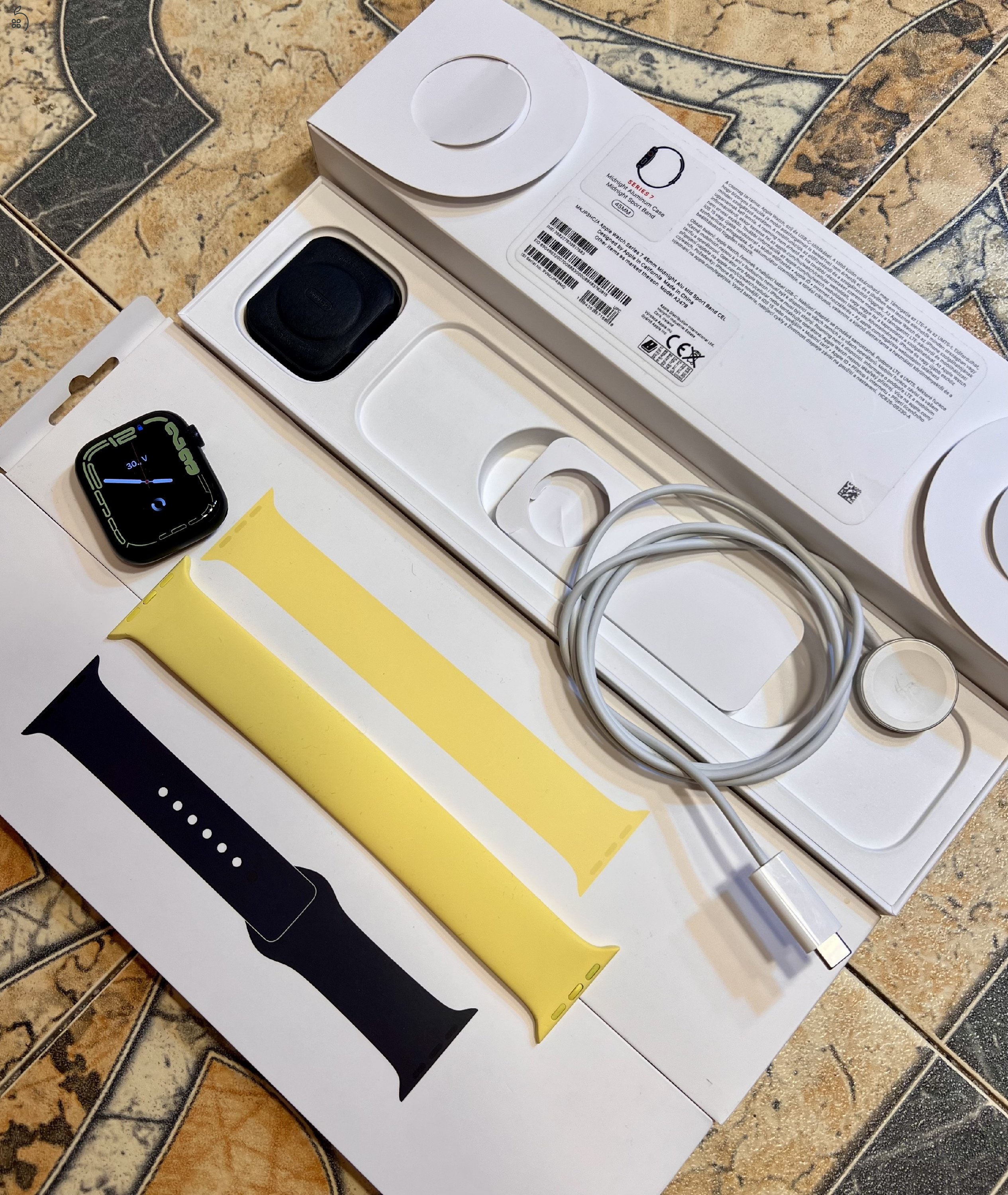 Apple Watch Series 7 Aluminum 45 mm (fekete) GPS+Cellular