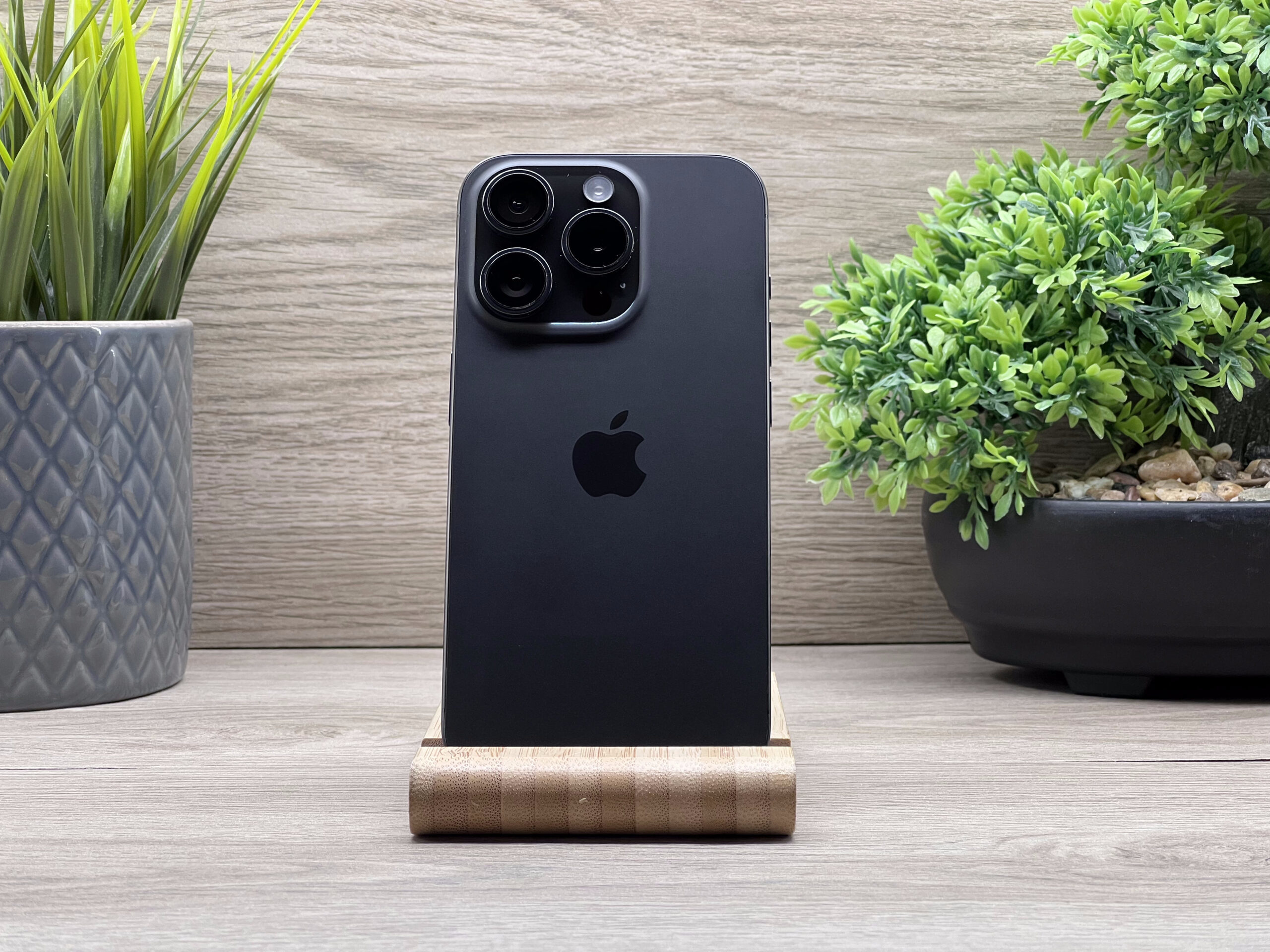 Hibátlan iPhone 15 Pro Black Titanium 256GB 2 ÉV Garanciával Számlával 90% Akku