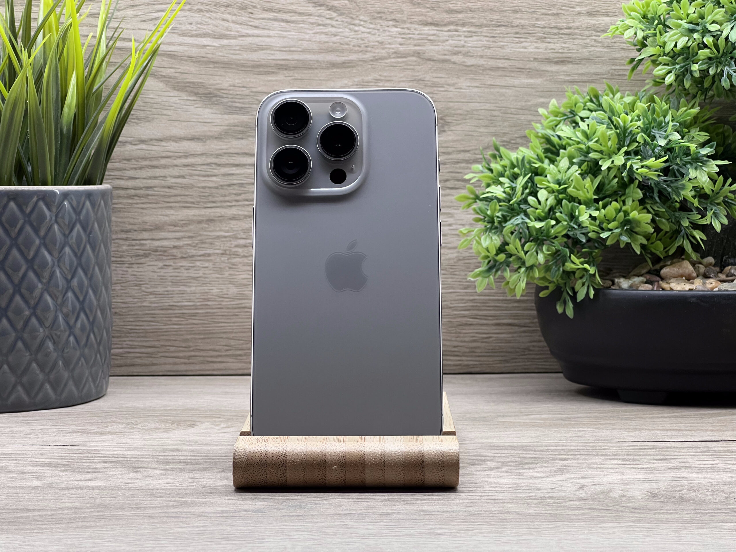 Hibátlan iPhone 15 Pro Natural Titanium 256GB 2 ÉV Garanciával Számlával 90% Akku