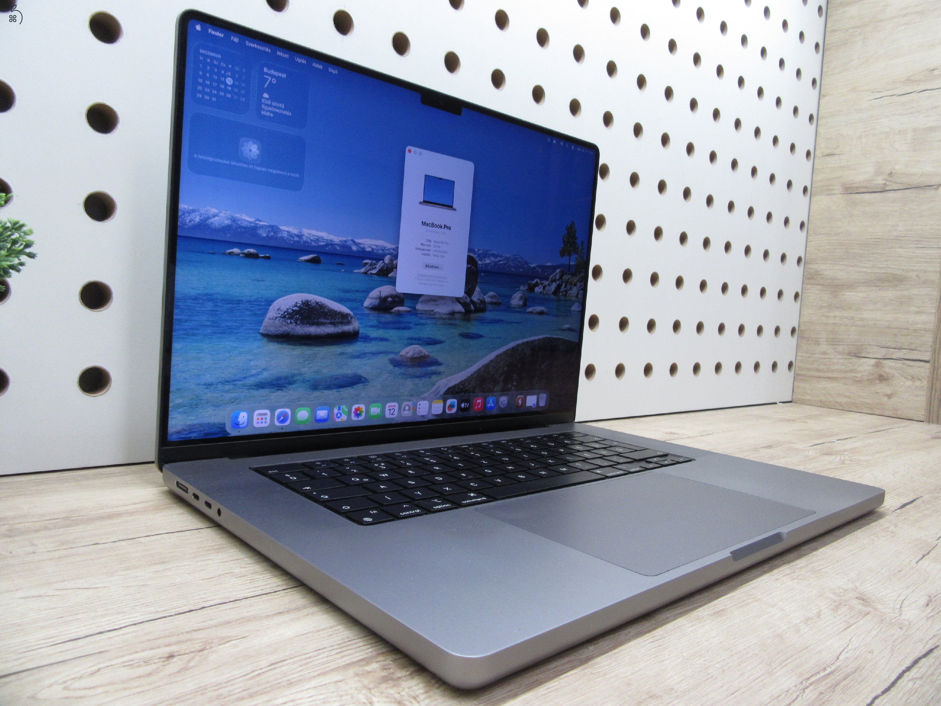 Apple MacBook Pro 16” (2021, M1 Pro) – Liquid Retina XDR + ProMotion 120 Hz, akár 21 óra – 32 GB RAM – 512 GB SSD – Használt, szép állapot – 365 ciklus / 84% akku – 3 hónap garancia