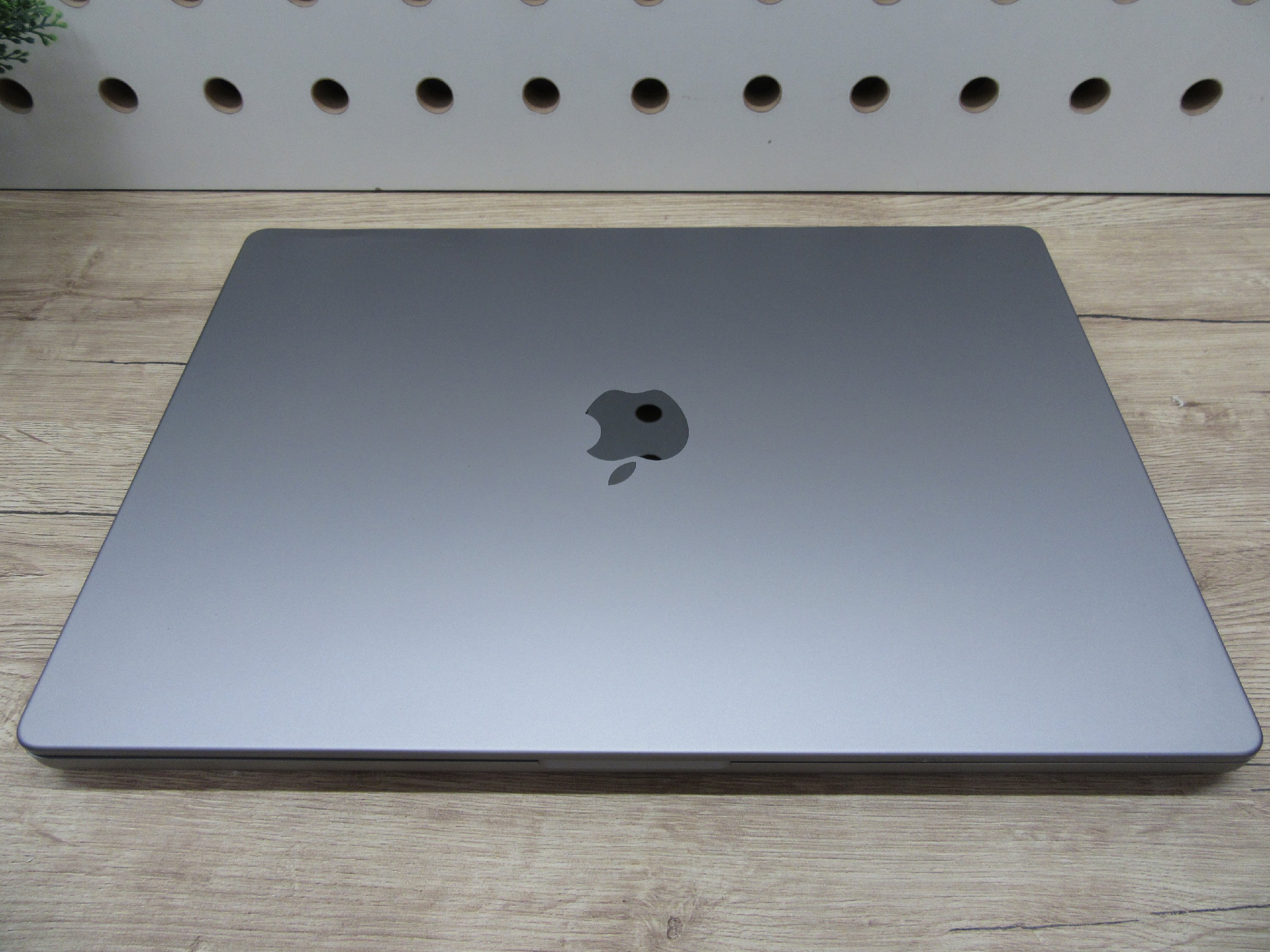 Apple MacBook Pro 16” (2021, M1 Pro) – Liquid Retina XDR + ProMotion 120 Hz, akár 21 óra – 32 GB RAM – 512 GB SSD – Használt, szép állapot – 365 ciklus / 84% akku – 3 hónap garancia