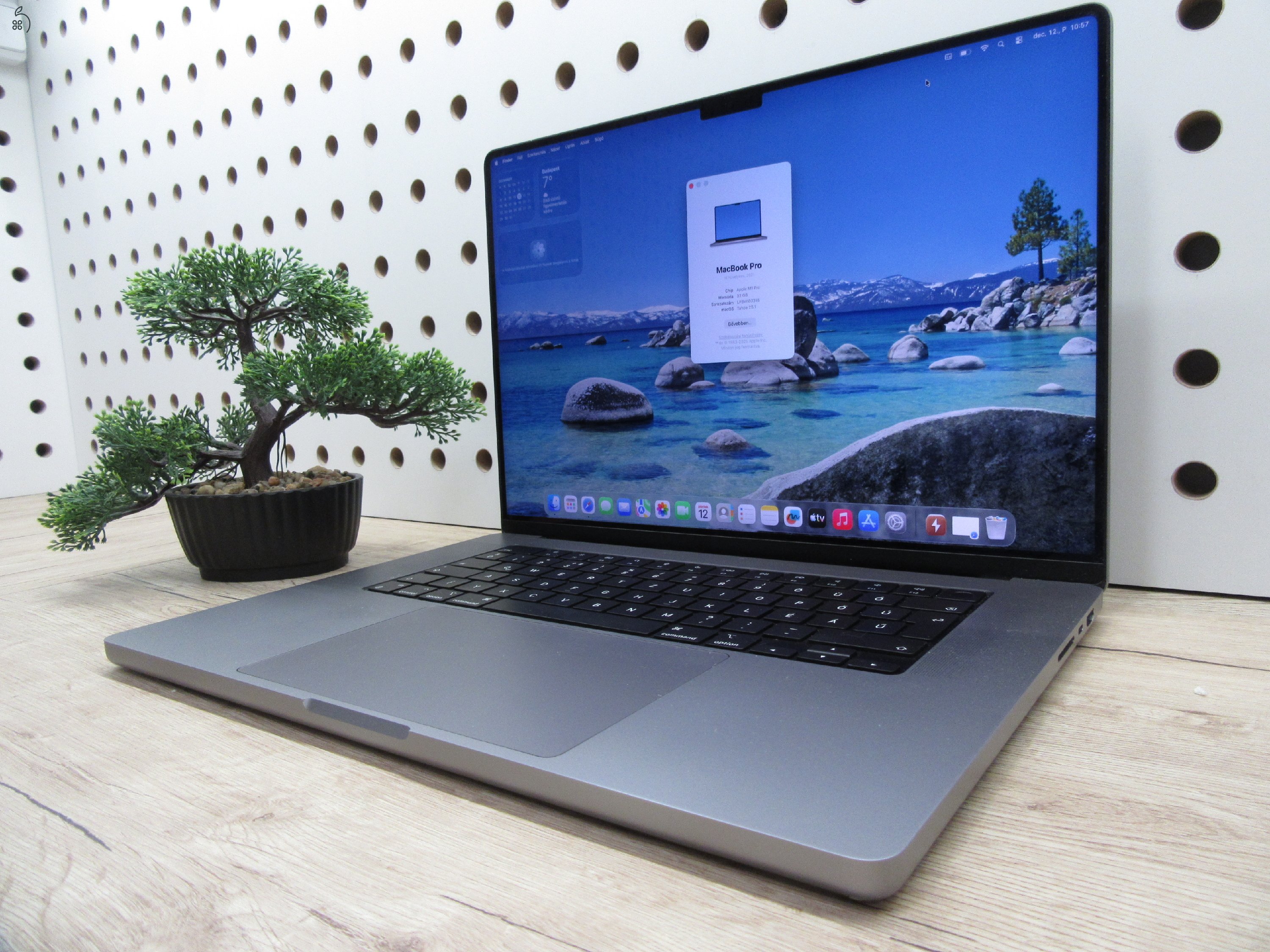 Apple MacBook Pro 16” (2021, M1 Pro) – Liquid Retina XDR + ProMotion 120 Hz, akár 21 óra – 32 GB RAM – 512 GB SSD – Használt, szép állapot – 365 ciklus / 84% akku – 3 hónap garancia