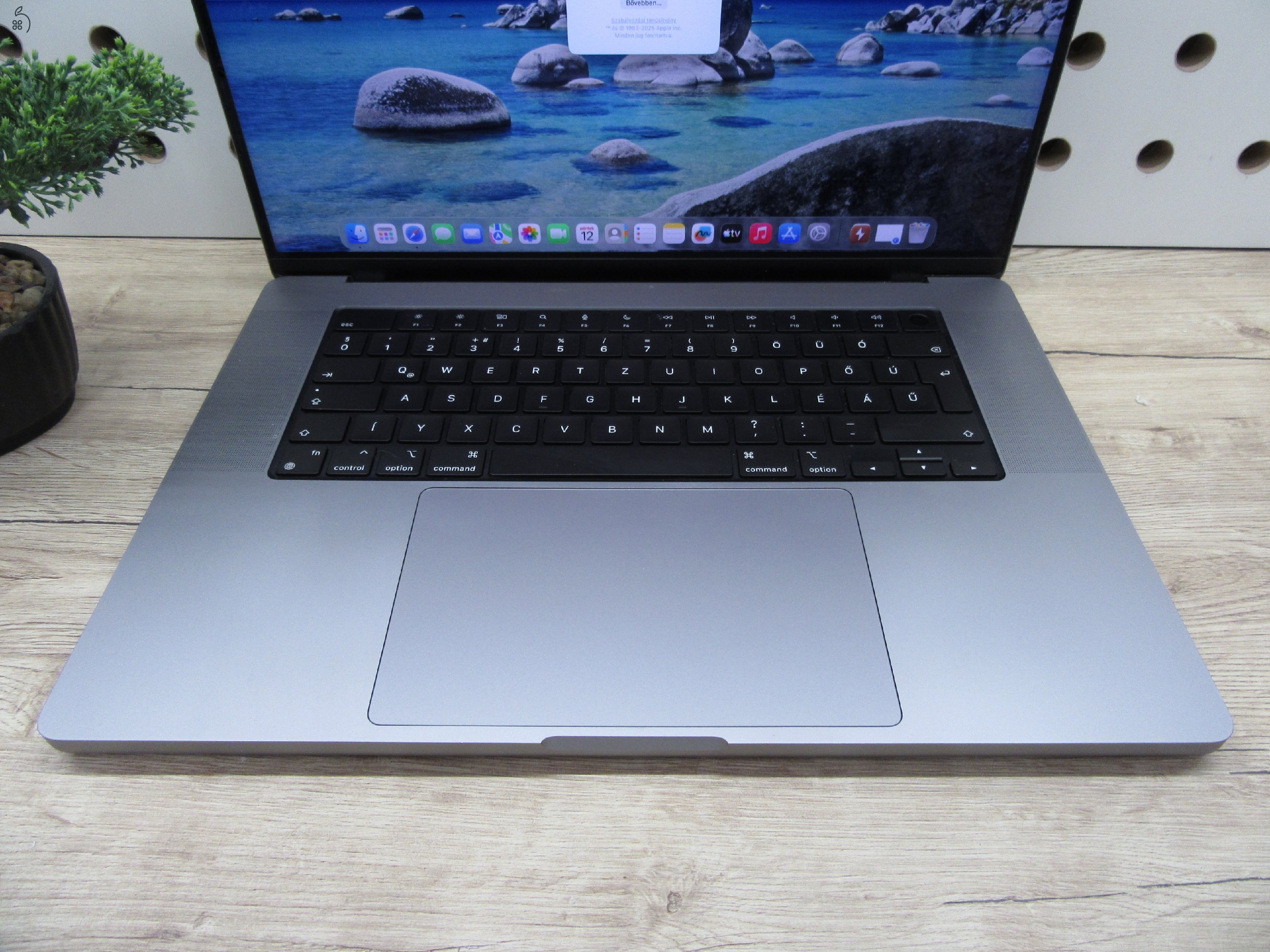 Apple MacBook Pro 16” (2021, M1 Pro) – Liquid Retina XDR + ProMotion 120 Hz, akár 21 óra – 32 GB RAM – 512 GB SSD – Használt, szép állapot – 365 ciklus / 84% akku – 3 hónap garancia