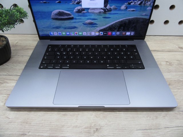 Apple MacBook Pro 16” (2021, M1 Pro) – Liquid Retina XDR + ProMotion 120 Hz, akár 21 óra – 32 GB RAM – 512 GB SSD – Használt, szép állapot – 365 ciklus / 84% akku – 3 hónap garancia