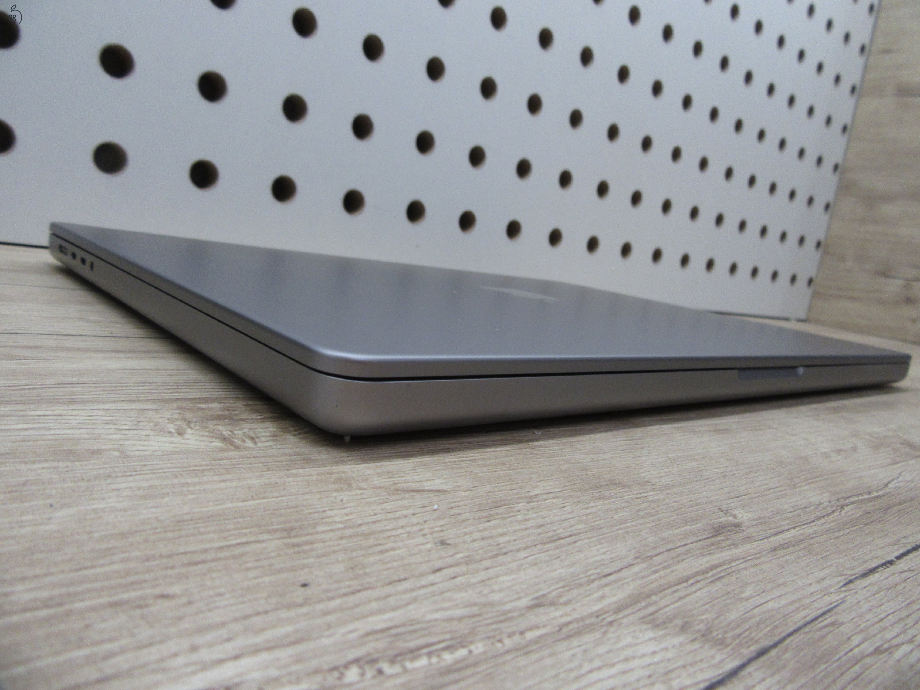 Apple MacBook Pro 16” (2021, M1 Pro) – Liquid Retina XDR + ProMotion 120 Hz, akár 21 óra – 32 GB RAM – 512 GB SSD – Használt, szép állapot – 365 ciklus / 84% akku – 3 hónap garancia