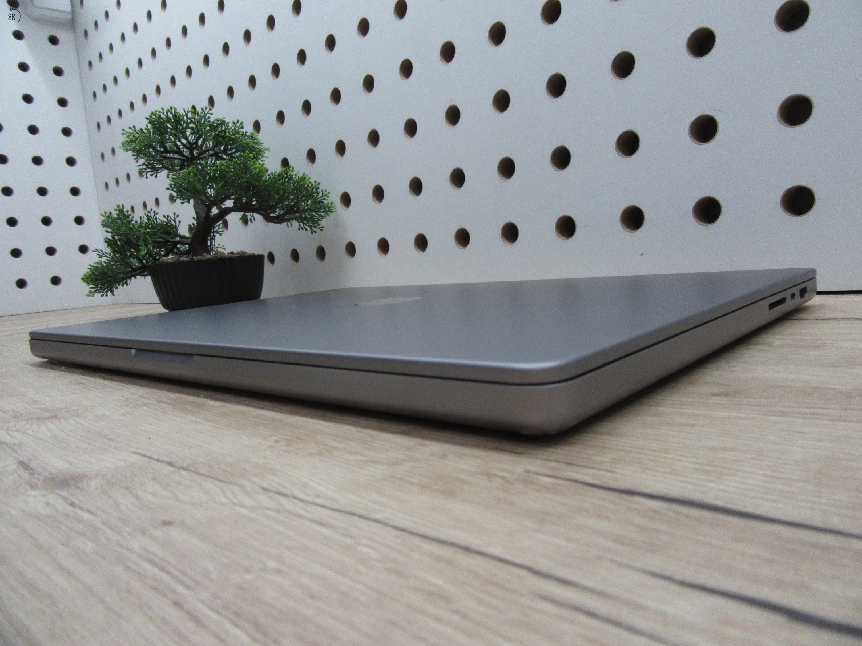 Apple MacBook Pro 16” (2021, M1 Pro) – Liquid Retina XDR + ProMotion 120 Hz, akár 21 óra – 32 GB RAM – 512 GB SSD – Használt, szép állapot – 365 ciklus / 84% akku – 3 hónap garancia