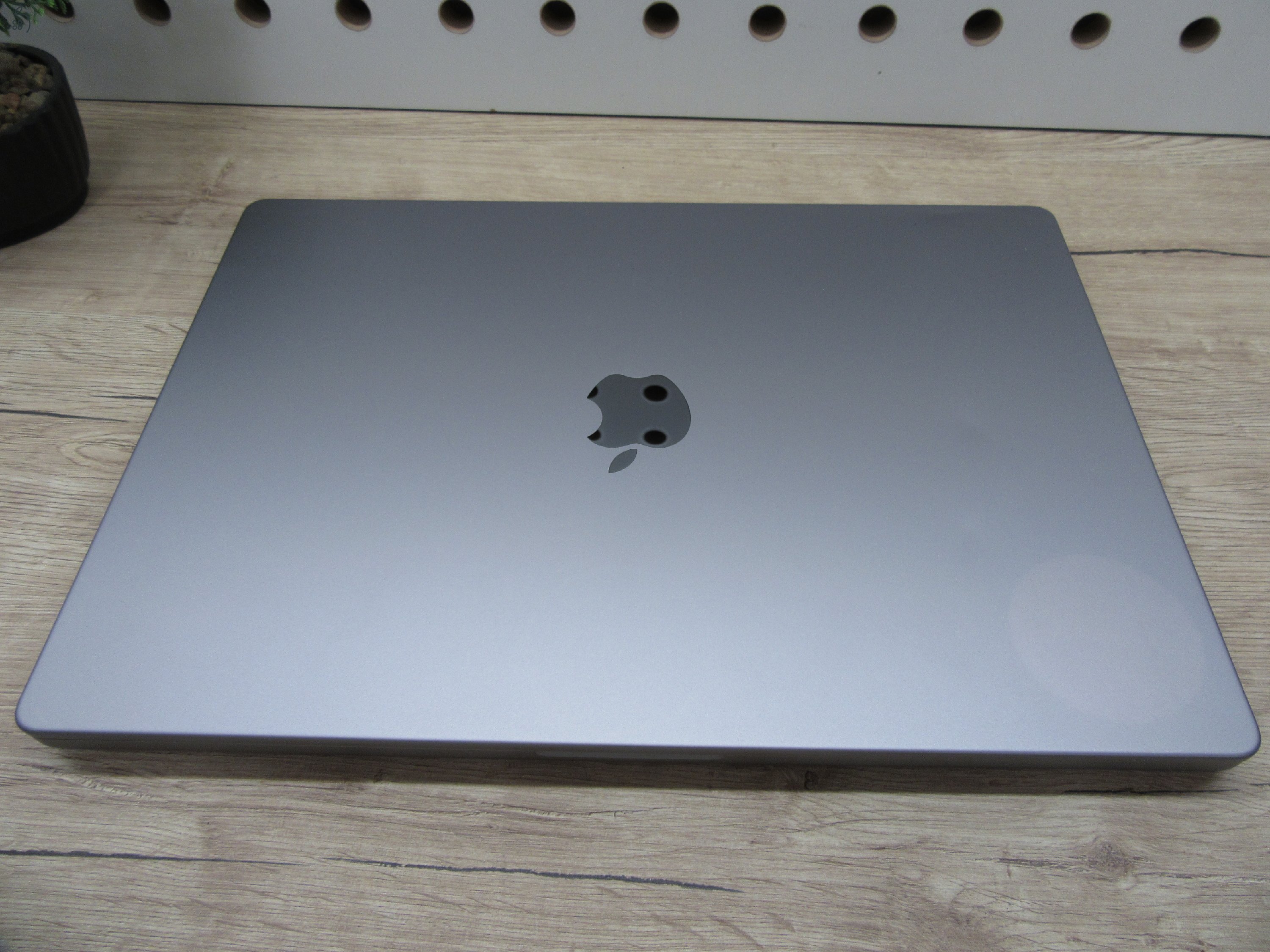 Apple MacBook Pro 16” (2021, M1 Max) – Liquid Retina XDR + ProMotion 120 Hz, akár 21 óra – 64 GB RAM – 1 TB SSD – Használt, szép állapot – 252 ciklus / 91% akku – 3 hónap garancia