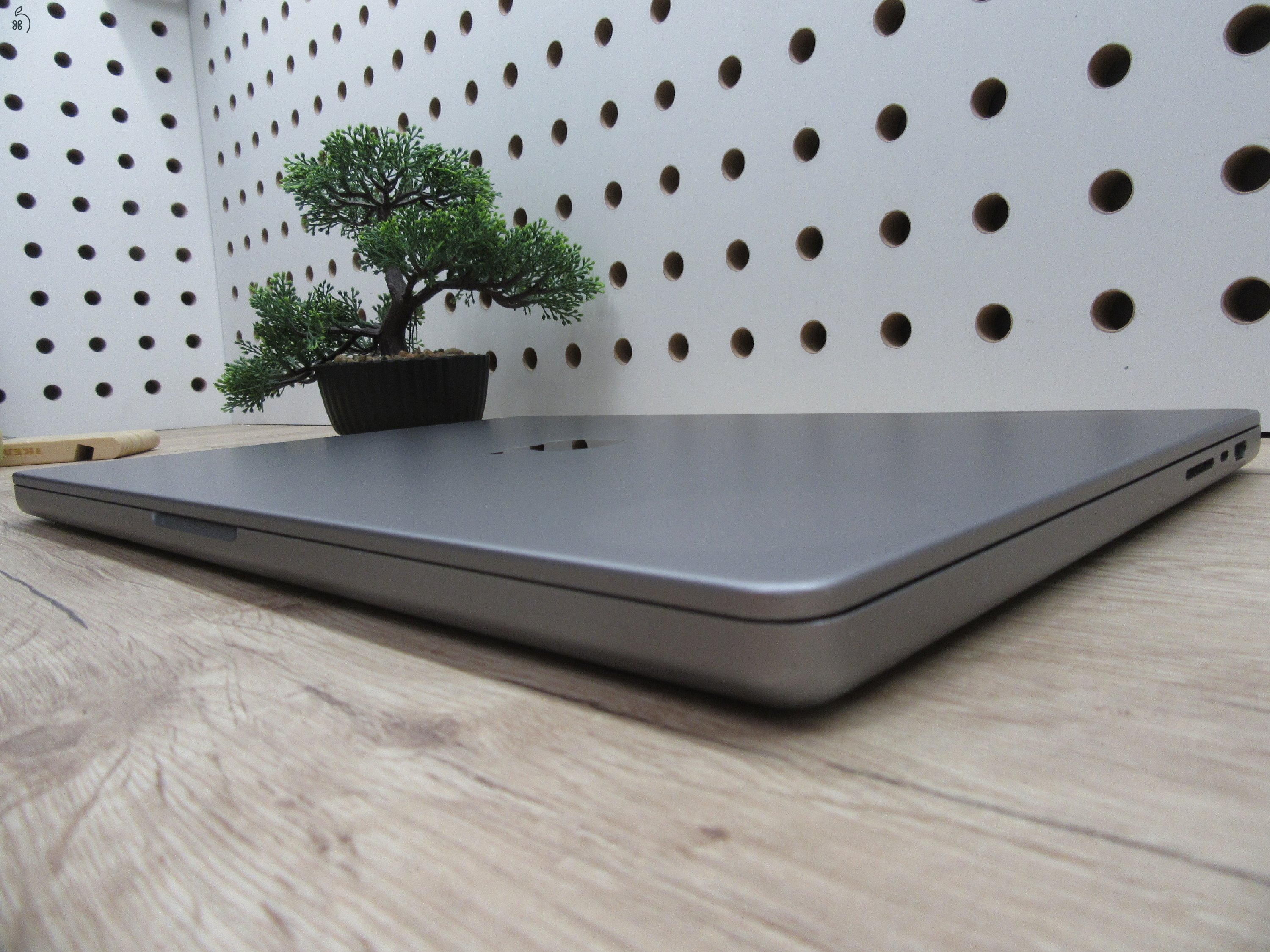 Apple MacBook Pro 16” (2021, M1 Max) – Liquid Retina XDR + ProMotion 120 Hz, akár 21 óra – 64 GB RAM – 1 TB SSD – Használt, szép állapot – 252 ciklus / 91% akku – 3 hónap garancia