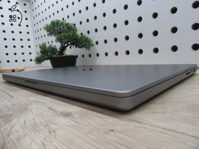 Apple MacBook Pro 16” (2021, M1 Max) – Liquid Retina XDR + ProMotion 120 Hz, akár 21 óra – 64 GB RAM – 1 TB SSD – Használt, szép állapot – 252 ciklus / 91% akku – 3 hónap garancia