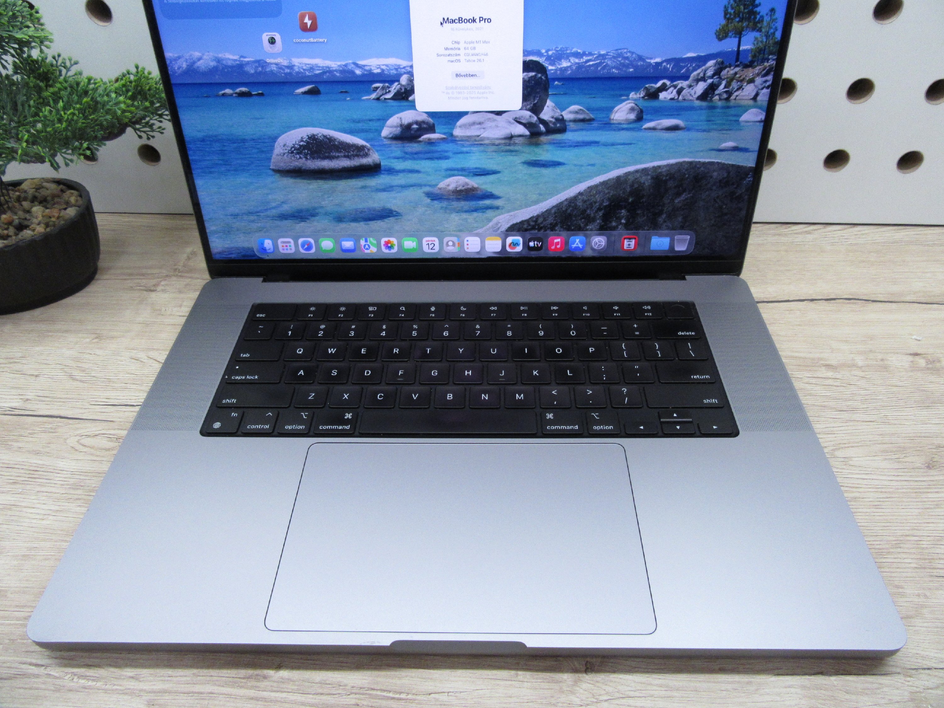 Apple MacBook Pro 16” (2021, M1 Max) – Liquid Retina XDR + ProMotion 120 Hz, akár 21 óra – 64 GB RAM – 1 TB SSD – Használt, szép állapot – 252 ciklus / 91% akku – 3 hónap garancia