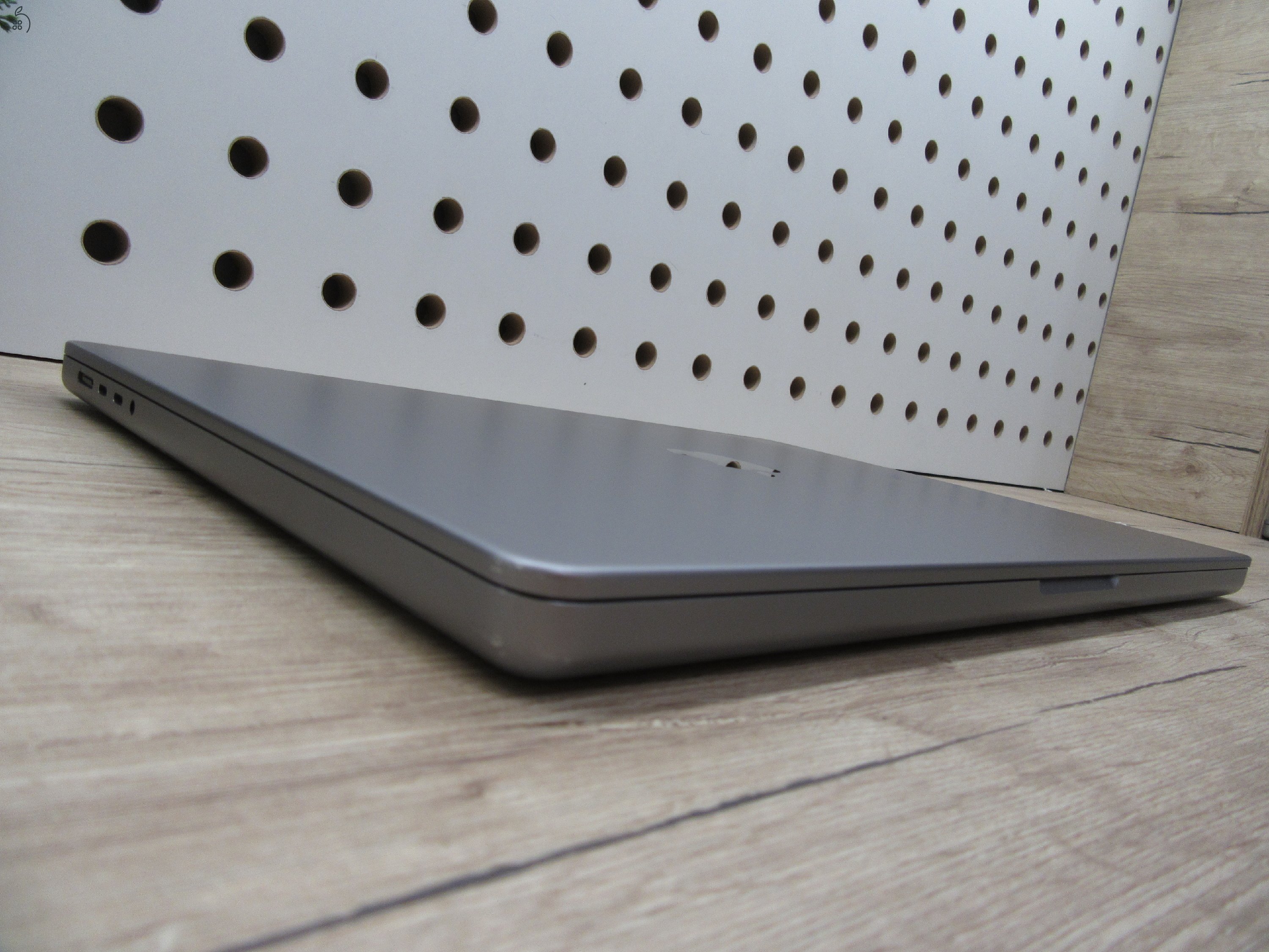 Apple MacBook Pro 16” (2021, M1 Max) – Liquid Retina XDR + ProMotion 120 Hz, akár 21 óra – 64 GB RAM – 1 TB SSD – Használt, szép állapot – 252 ciklus / 91% akku – 3 hónap garancia