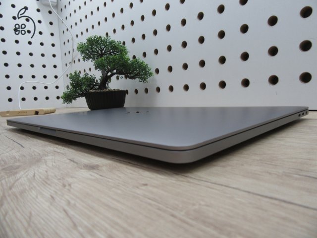 Apple MacBook Pro 16” (2019, Retina) – 6-magos i7, Radeon Pro 5300M, 16″ nagy kijelző – 16/500 GB – Használt, karcmentes – ~80% akku – 3 hónap garancia