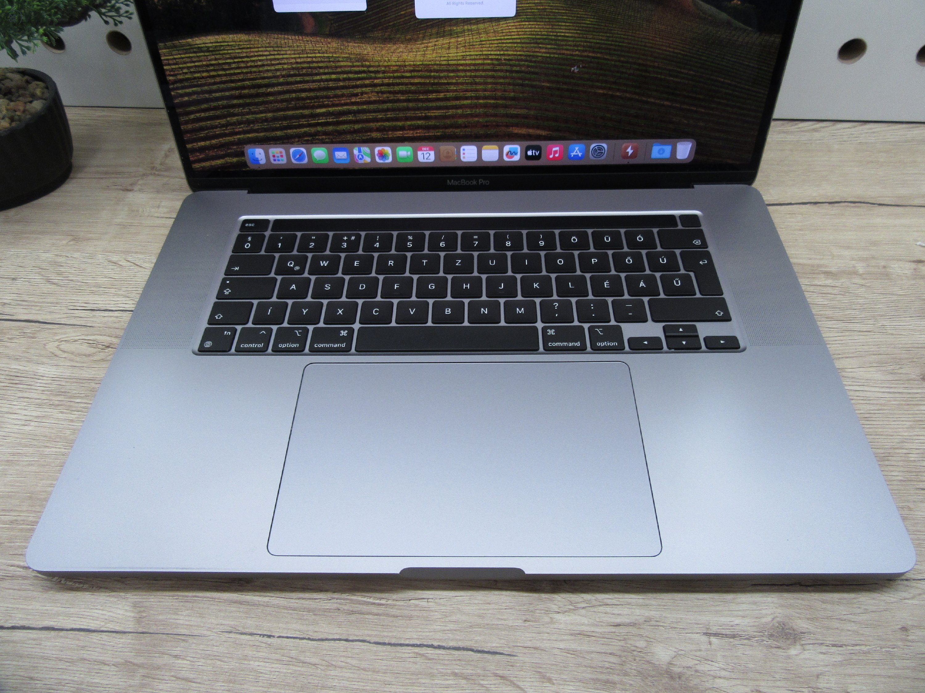 Apple MacBook Pro 16” (2019, Retina) – 6-magos i7, Radeon Pro 5300M, 16″ nagy kijelző – 16/500 GB – Használt, karcmentes – ~80% akku – 3 hónap garancia