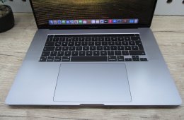 Apple MacBook Pro 16” (2019, Retina) – 6-magos i7, Radeon Pro 5300M, 16″ nagy kijelző – 16/500 GB – Használt, karcmentes – ~80% akku – 3 hónap garancia