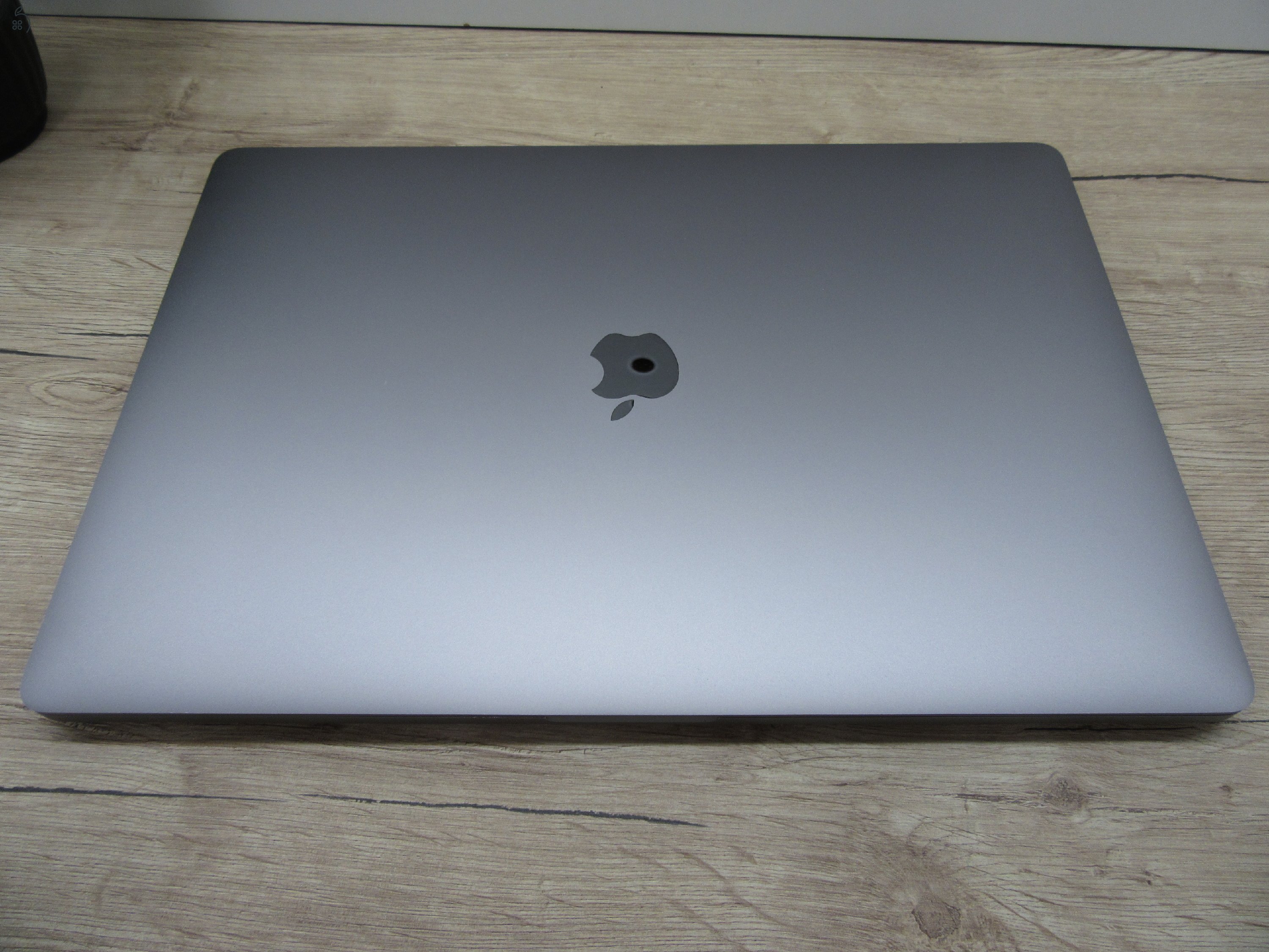 Apple MacBook Pro 16” (2019, Retina) – 6-magos i7, Radeon Pro 5300M, 16″ nagy kijelző – 16/500 GB – Használt, karcmentes – ~80% akku – 3 hónap garancia