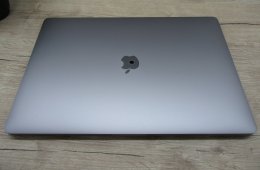 Apple MacBook Pro 16” (2019, Retina) – 6-magos i7, Radeon Pro 5300M, 16″ nagy kijelző – 16/500 GB – Használt, karcmentes – ~80% akku – 3 hónap garancia