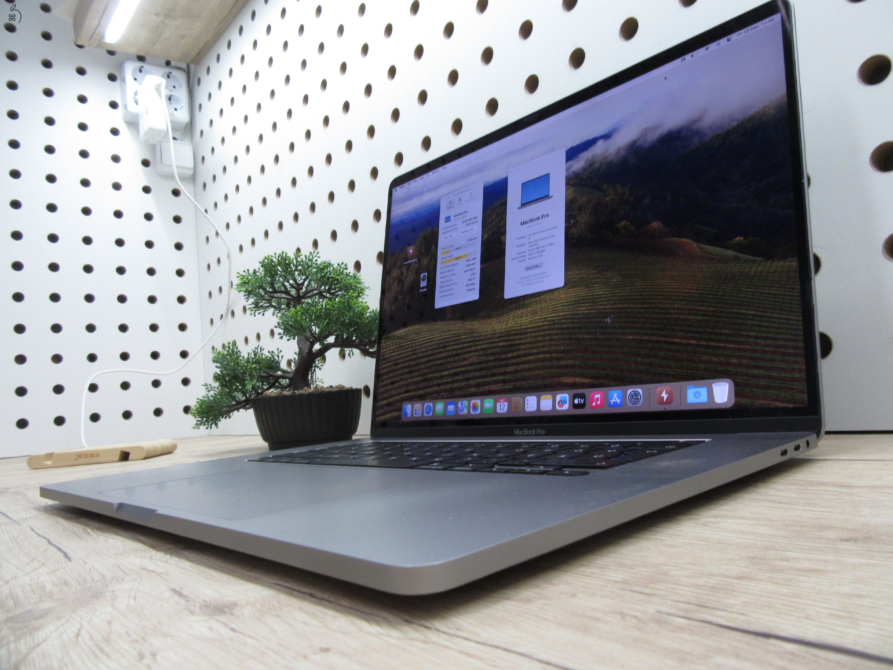 Apple MacBook Pro 16” (2019, Retina) – 6-magos i7, Radeon Pro 5300M, 16″ nagy kijelző – 16/500 GB – Használt, karcmentes – ~80% akku – 3 hónap garancia