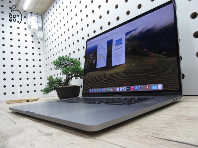 Apple MacBook Pro 16” (2019, Retina) – 6-magos i7, Radeon Pro 5300M, 16″ nagy kijelző – 16/500 GB – Használt, karcmentes – ~80% akku – 3 hónap garancia
