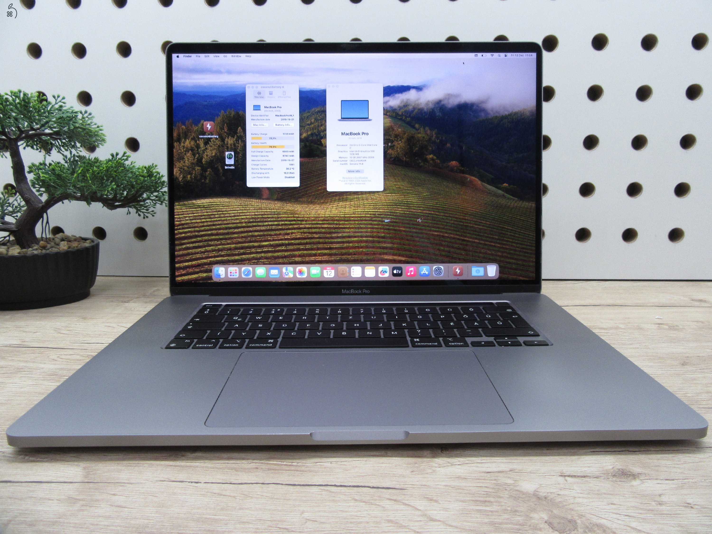 Apple MacBook Pro 16” (2019, Retina) – 6-magos i7, Radeon Pro 5300M, 16″ nagy kijelző – 16/500 GB – Használt, karcmentes – ~80% akku – 3 hónap garancia