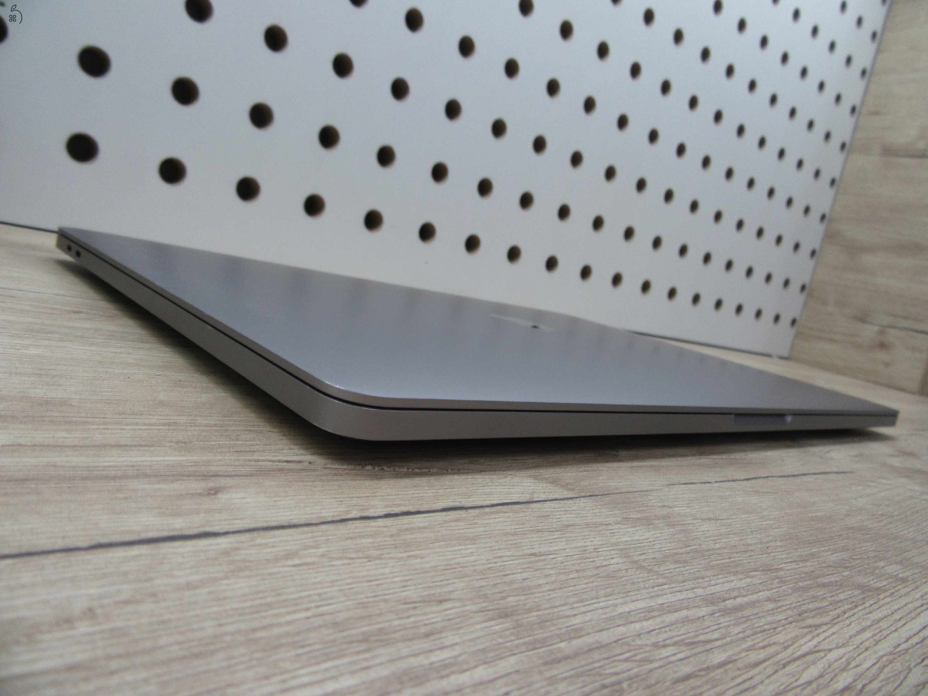 Apple MacBook Pro 16” (2019, Retina) – 6-magos i7, Radeon Pro 5300M, 16″ nagy kijelző – 16/500 GB – Használt, karcmentes – ~80% akku – 3 hónap garancia