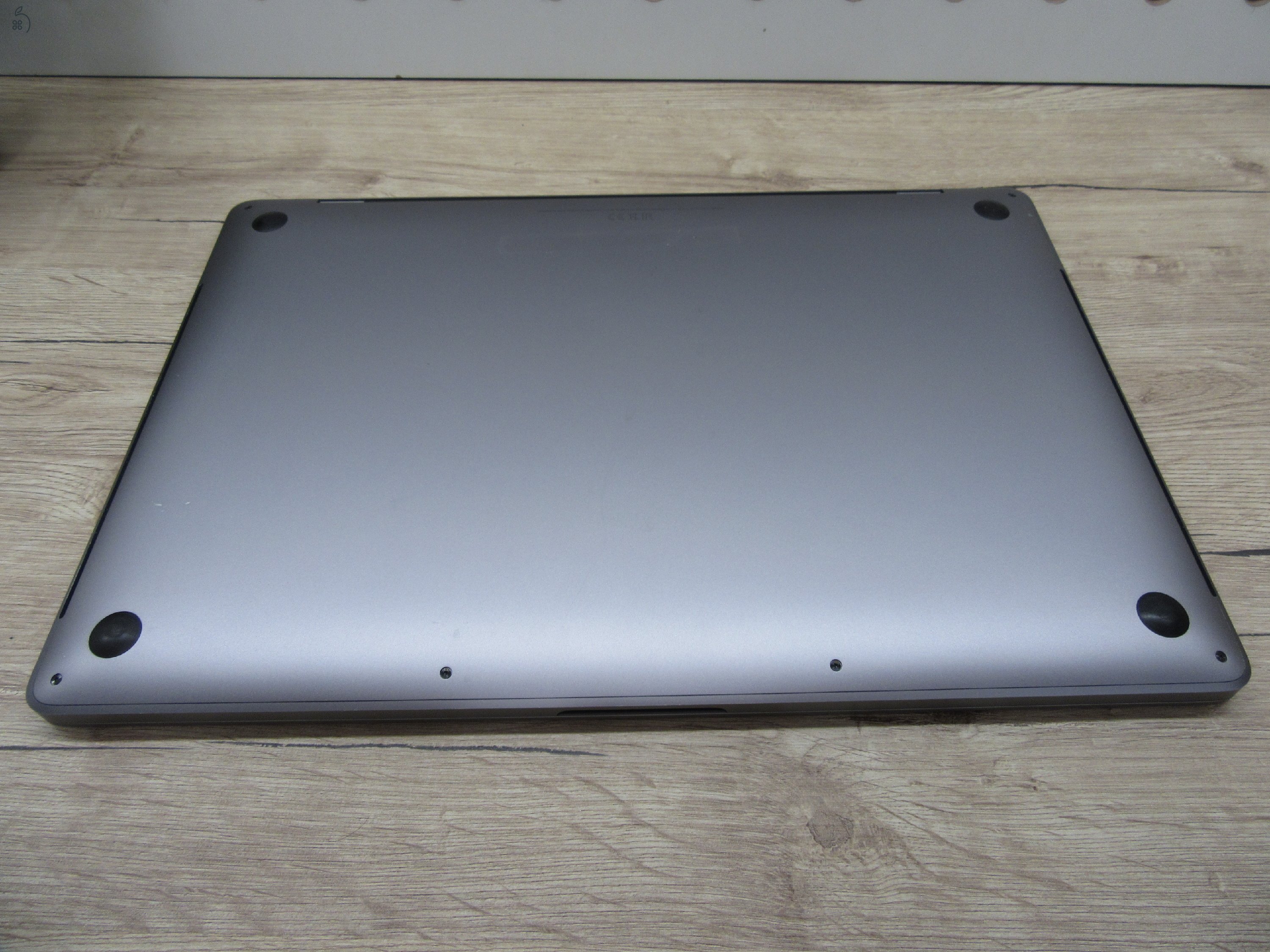 Apple MacBook Pro 16” (2019, Retina) – 6-magos i7, Radeon Pro 5300M, 16″ nagy kijelző – 16/500 GB – Használt, karcmentes – ~80% akku – 3 hónap garancia