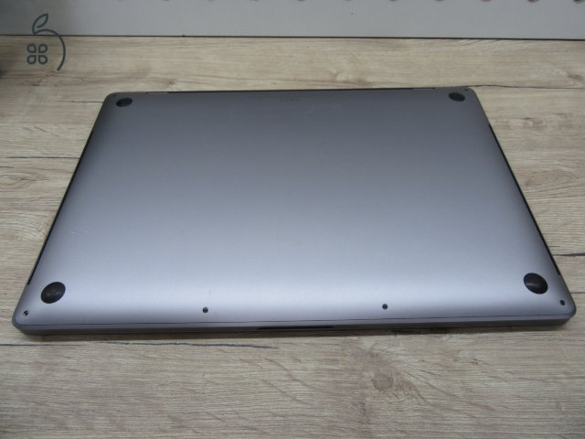 Apple MacBook Pro 16” (2019, Retina) – 6-magos i7, Radeon Pro 5300M, 16″ nagy kijelző – 16/500 GB – Használt, karcmentes – ~80% akku – 3 hónap garancia