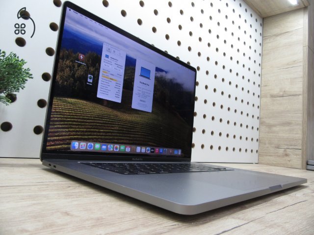 Apple MacBook Pro 16” (2019, Retina) – 6-magos i7, Radeon Pro 5300M, 16″ nagy kijelző – 16/500 GB – Használt, karcmentes – ~80% akku – 3 hónap garancia