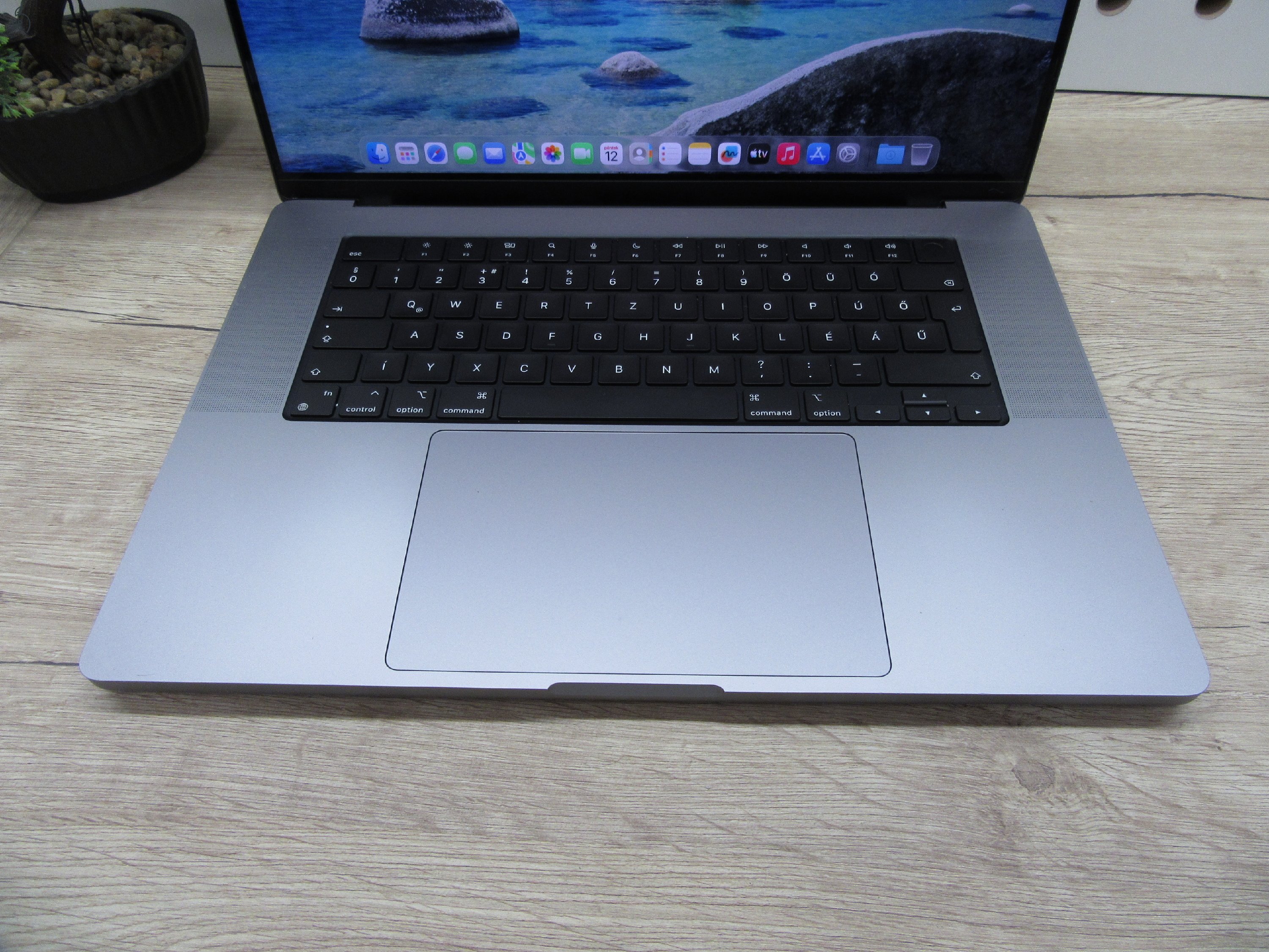 Apple MacBook Pro 16” (2021, M1 Pro) – Liquid Retina XDR + ProMotion 120 Hz, akár 21 óra – 32 GB RAM – 512 GB SSD – Használt, karcmentes – 353 ciklus / 86% akku – 3 hónap garancia