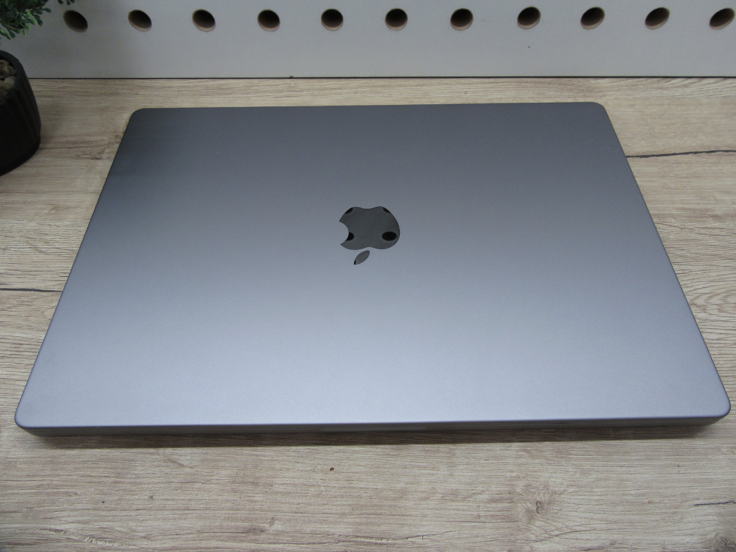 Apple MacBook Pro 16” (2021, M1 Pro) – Liquid Retina XDR + ProMotion 120 Hz, akár 21 óra – 32 GB RAM – 512 GB SSD – Használt, karcmentes – 353 ciklus / 86% akku – 3 hónap garancia