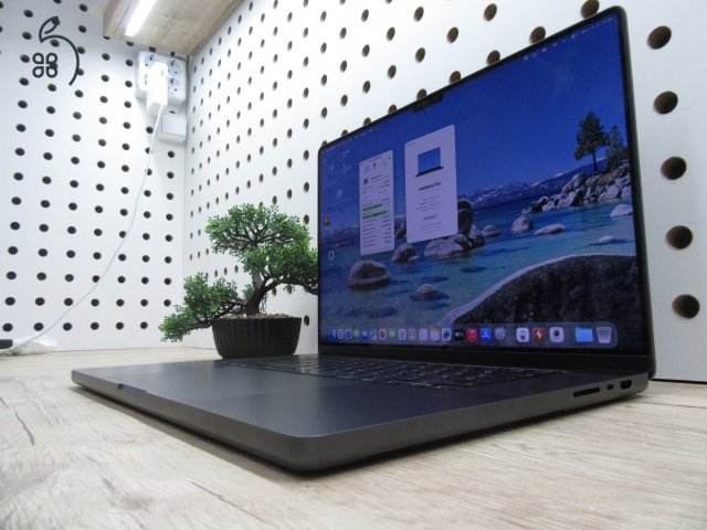 Apple MacBook Pro 16” (2023, M3 Pro) – Liquid Retina XDR + ProMotion 120 Hz, akár 22 óra – 36 GB RAM – 500 GB SSD – Használt, karcmentes – 133 ciklus / 90% akku – 3 hónap garancia