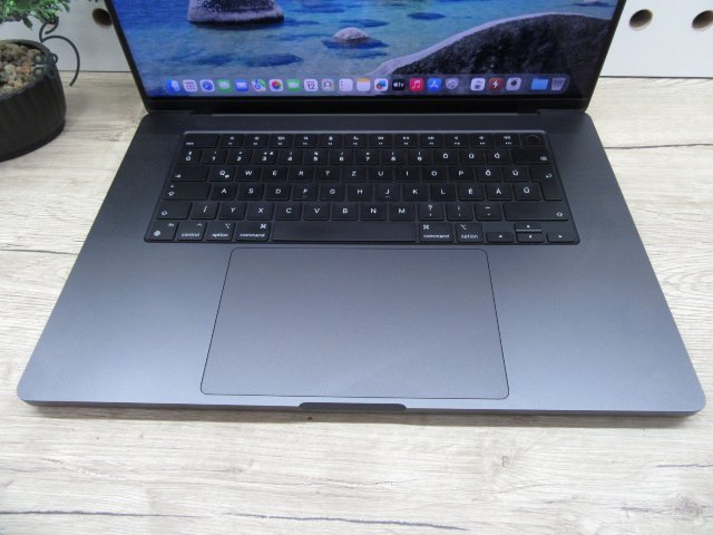 Apple MacBook Pro 16” (2023, M3 Pro) – Liquid Retina XDR + ProMotion 120 Hz, akár 22 óra – 36 GB RAM – 500 GB SSD – Használt, karcmentes – 133 ciklus / 90% akku – 3 hónap garancia