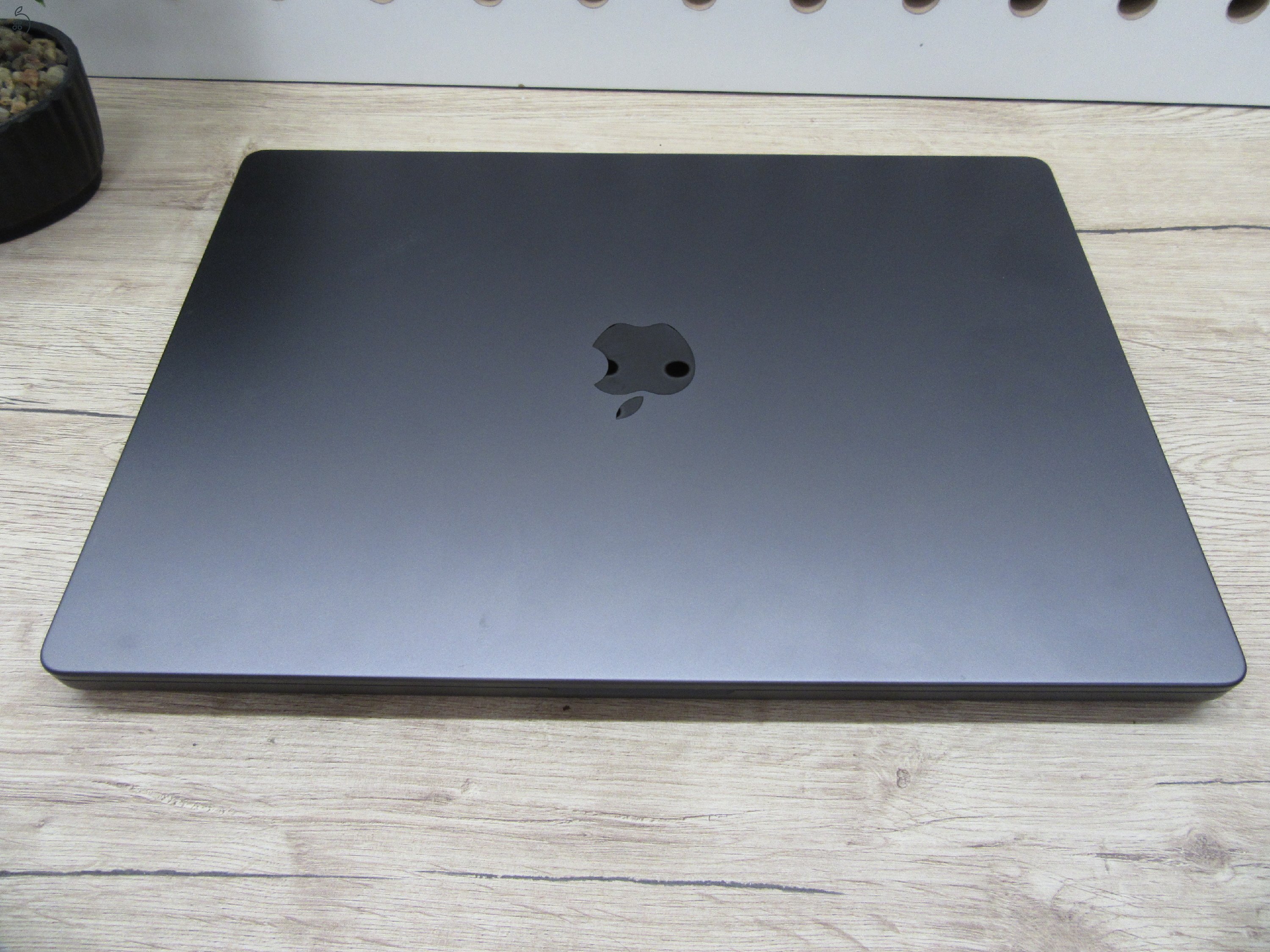 Apple MacBook Pro 16” (2023, M3 Pro) – Liquid Retina XDR + ProMotion 120 Hz, akár 22 óra – 36 GB RAM – 500 GB SSD – Használt, karcmentes – 133 ciklus / 90% akku – 3 hónap garancia