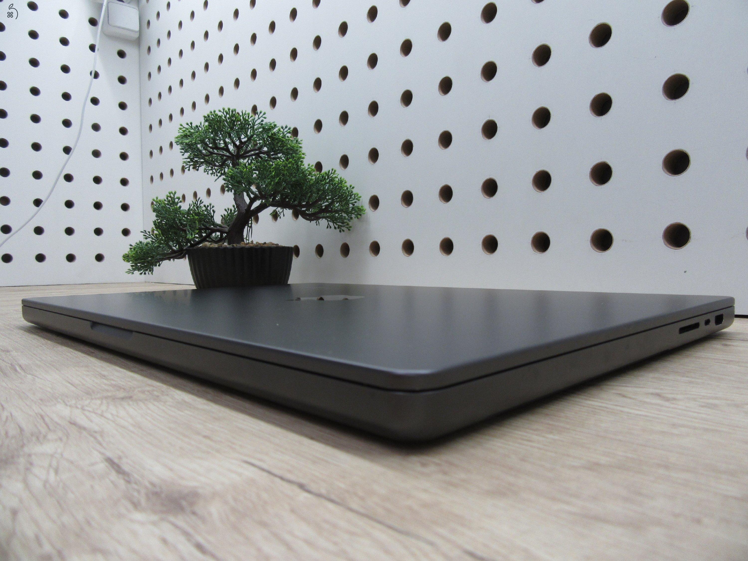 Apple MacBook Pro 16” (2023, M3 Pro) – Liquid Retina XDR + ProMotion 120 Hz, akár 22 óra – 36 GB RAM – 500 GB SSD – Használt, karcmentes – 133 ciklus / 90% akku – 3 hónap garancia