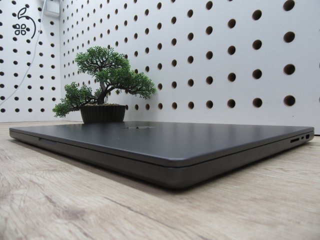 Apple MacBook Pro 16” (2023, M3 Pro) – Liquid Retina XDR + ProMotion 120 Hz, akár 22 óra – 36 GB RAM – 500 GB SSD – Használt, karcmentes – 133 ciklus / 90% akku – 3 hónap garancia