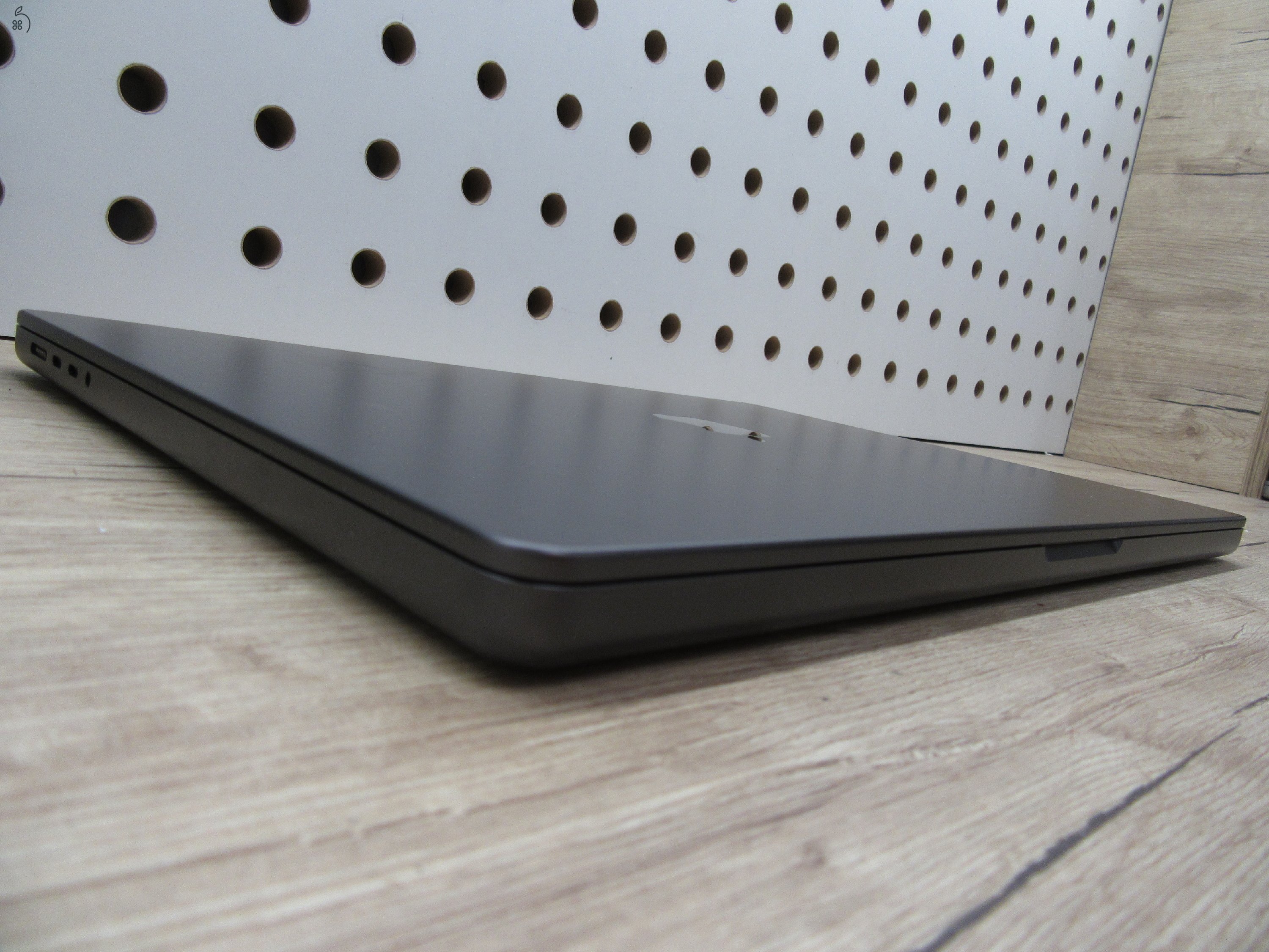 Apple MacBook Pro 16” (2023, M3 Pro) – Liquid Retina XDR + ProMotion 120 Hz, akár 22 óra – 36 GB RAM – 500 GB SSD – Használt, karcmentes – 133 ciklus / 90% akku – 3 hónap garancia