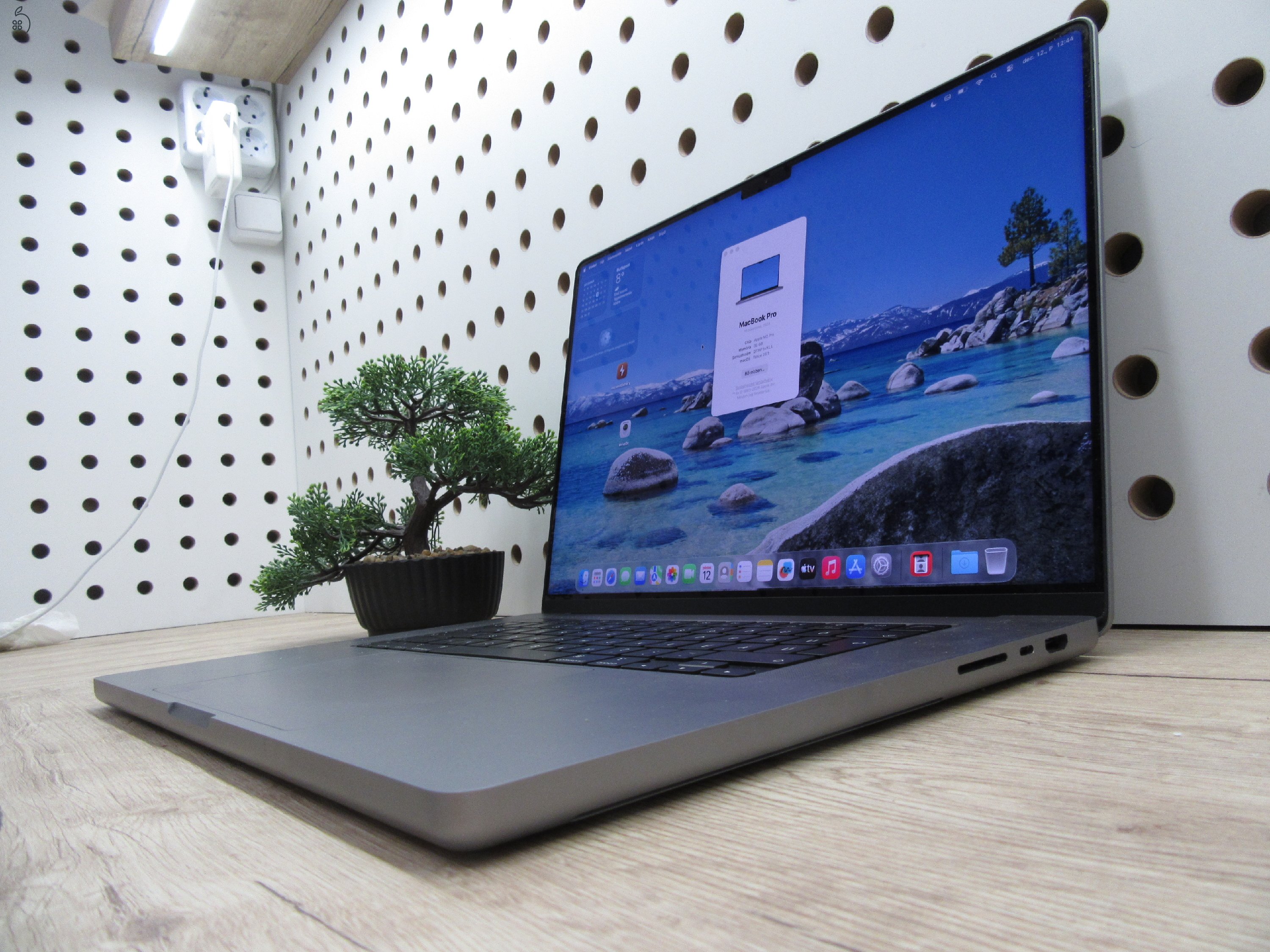 pple MacBook Pro 16” (2023, M2 Pro) – Liquid Retina XDR + ProMotion 120 Hz, 32 GB, villámgyors – Használt, karcmentes – 3 hónap garancia - 73 töltési ciklus