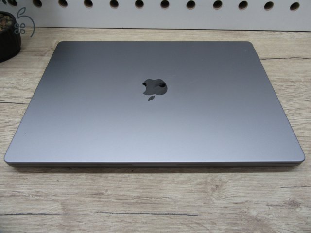 pple MacBook Pro 16” (2023, M2 Pro) – Liquid Retina XDR + ProMotion 120 Hz, 32 GB, villámgyors – Használt, karcmentes – 3 hónap garancia - 73 töltési ciklus