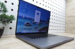 Apple MacBook Pro 16” – M1 Pro, 32 GB, 512 GB – Prémium kijelző, egész napos akku – Használt, karcmentes – 3 hónap garancia - 166 töltési ciklus