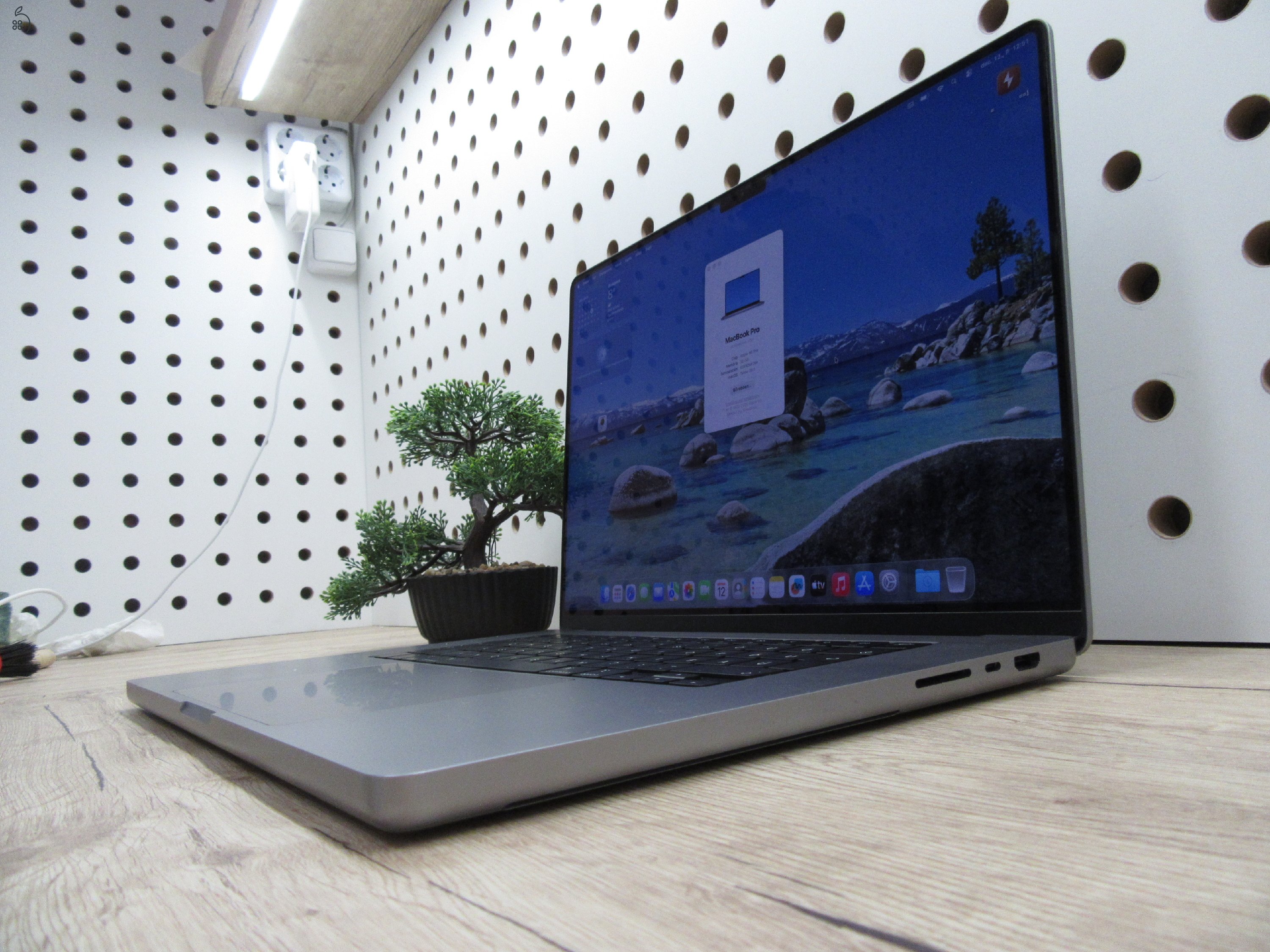 Apple MacBook Pro 16” – M1 Pro, 32 GB, 512 GB – Prémium kijelző, egész napos akku – Használt, karcmentes – 3 hónap garancia - 166 töltési ciklus