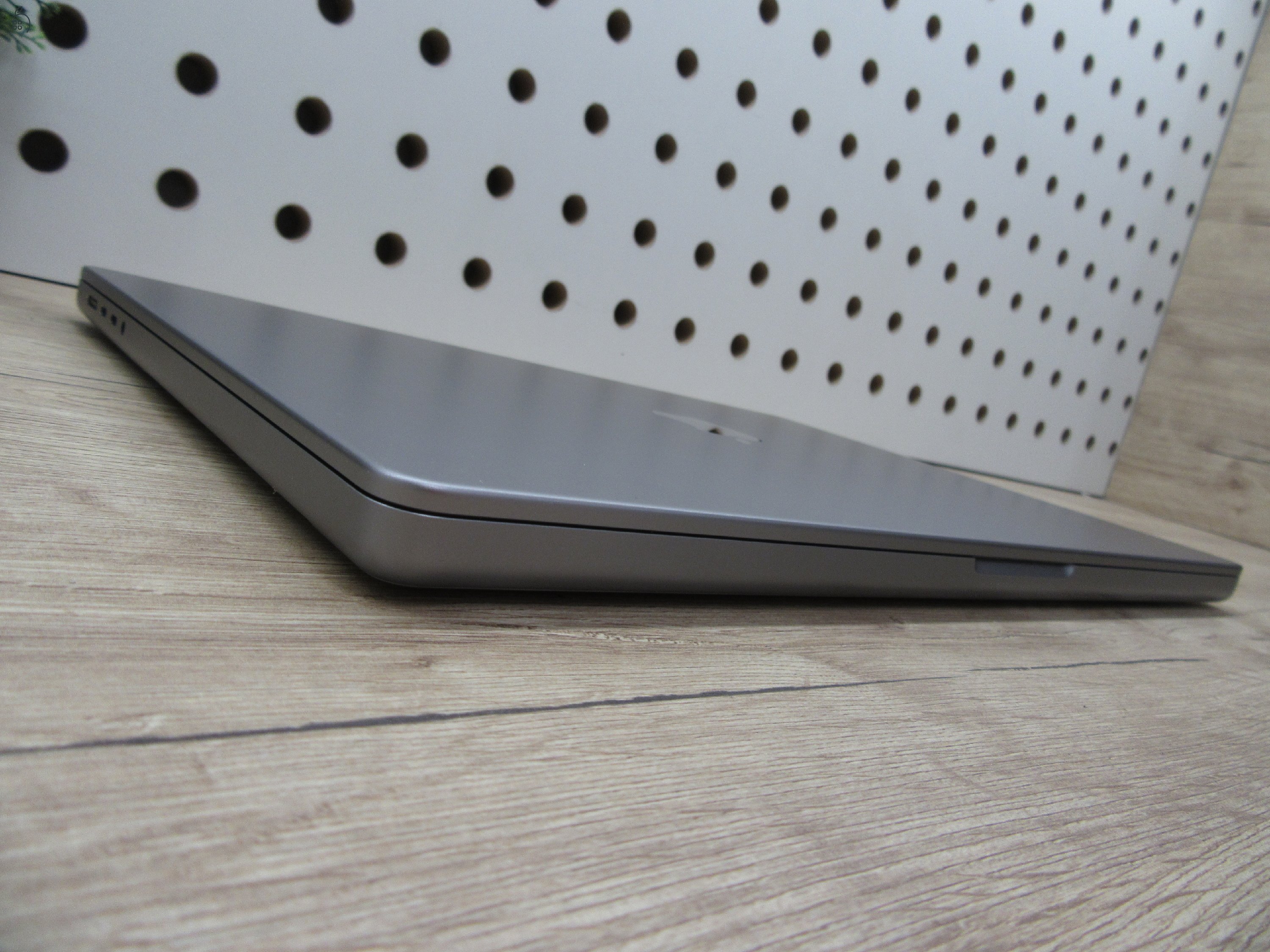 Apple MacBook Pro 16” – M1 Pro, 32 GB, 512 GB – Prémium kijelző, egész napos akku – Használt, karcmentes – 3 hónap garancia - 166 töltési ciklus