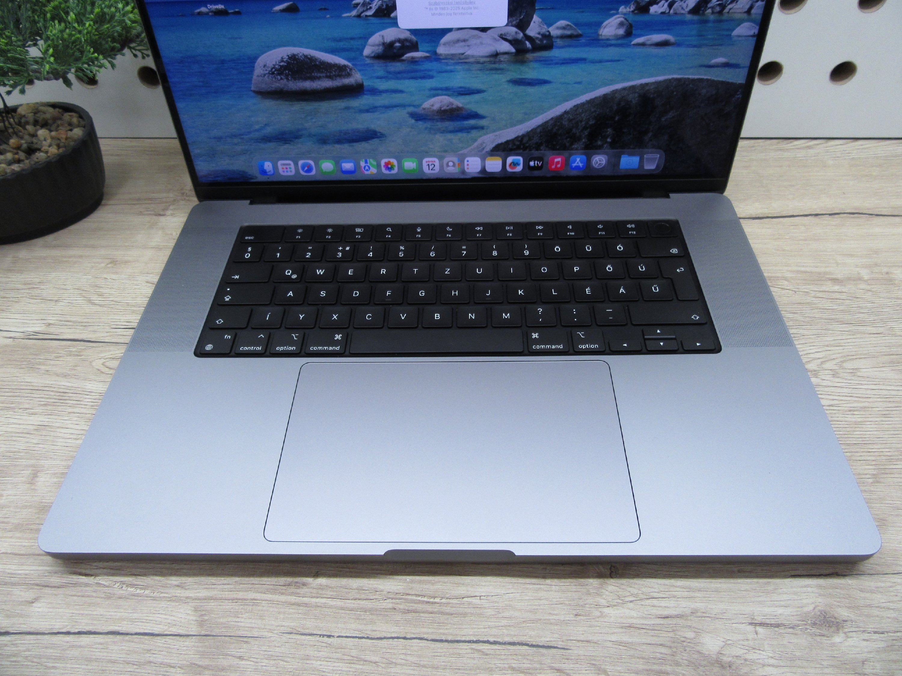 Apple MacBook Pro 16” – M1 Pro, 32 GB, 512 GB – Prémium kijelző, egész napos akku – Használt, karcmentes – 3 hónap garancia - 166 töltési ciklus