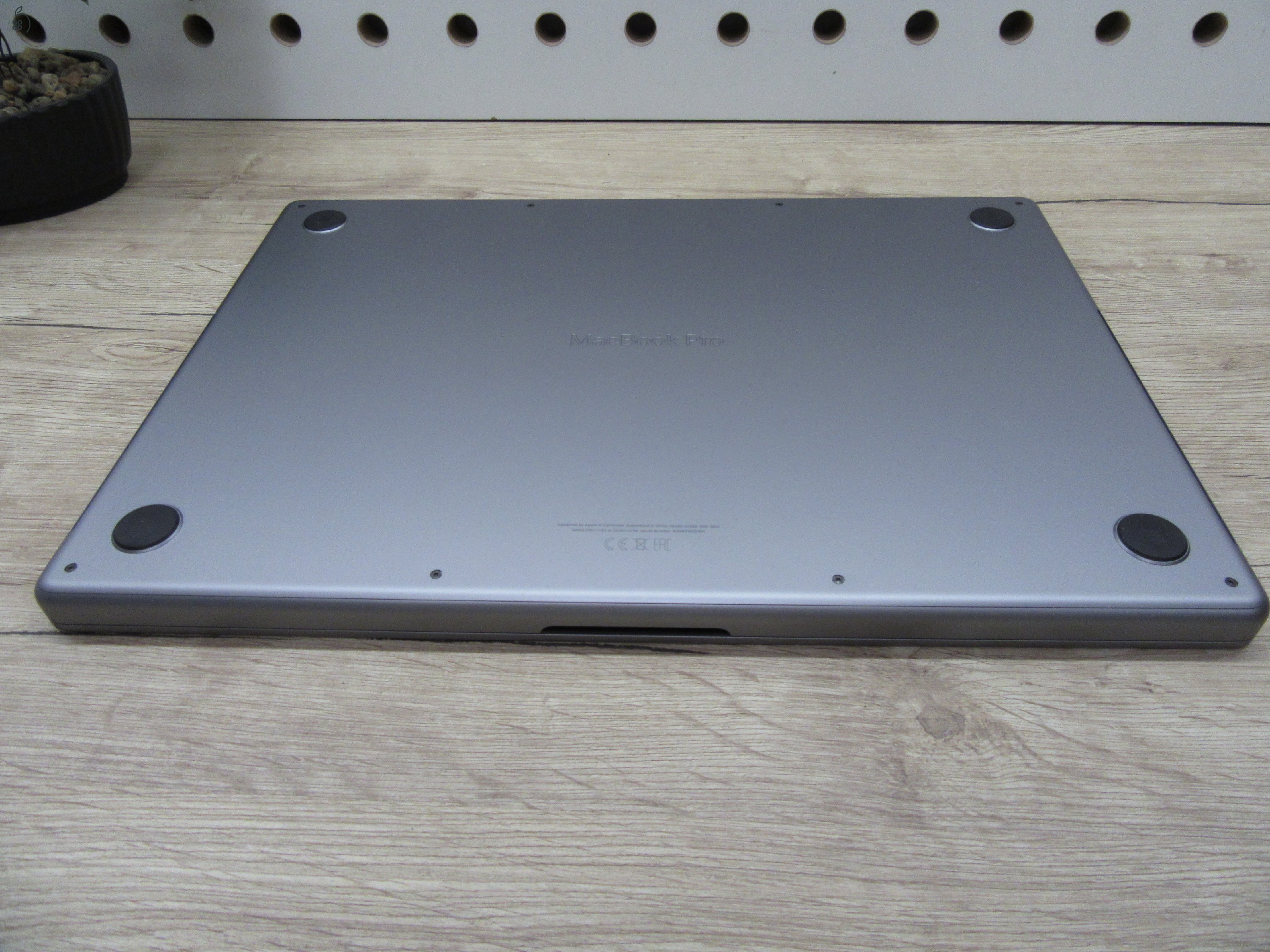 Apple MacBook Pro 16” – M1 Pro, 32 GB, 512 GB – Prémium kijelző, egész napos akku – Használt, karcmentes – 3 hónap garancia - 166 töltési ciklus